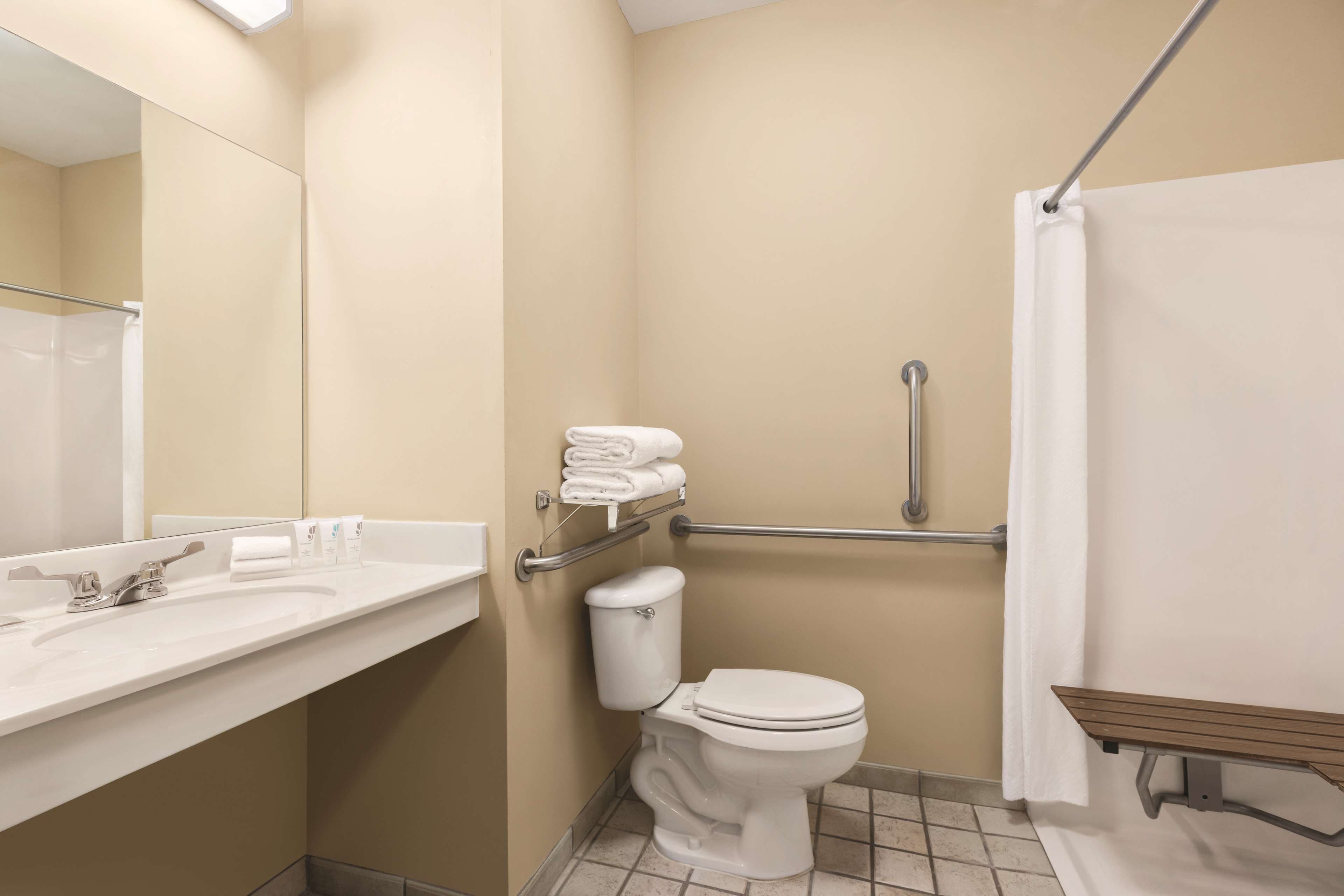 Country Inn & Suites by Radisson, Forest Lake, MN — 12