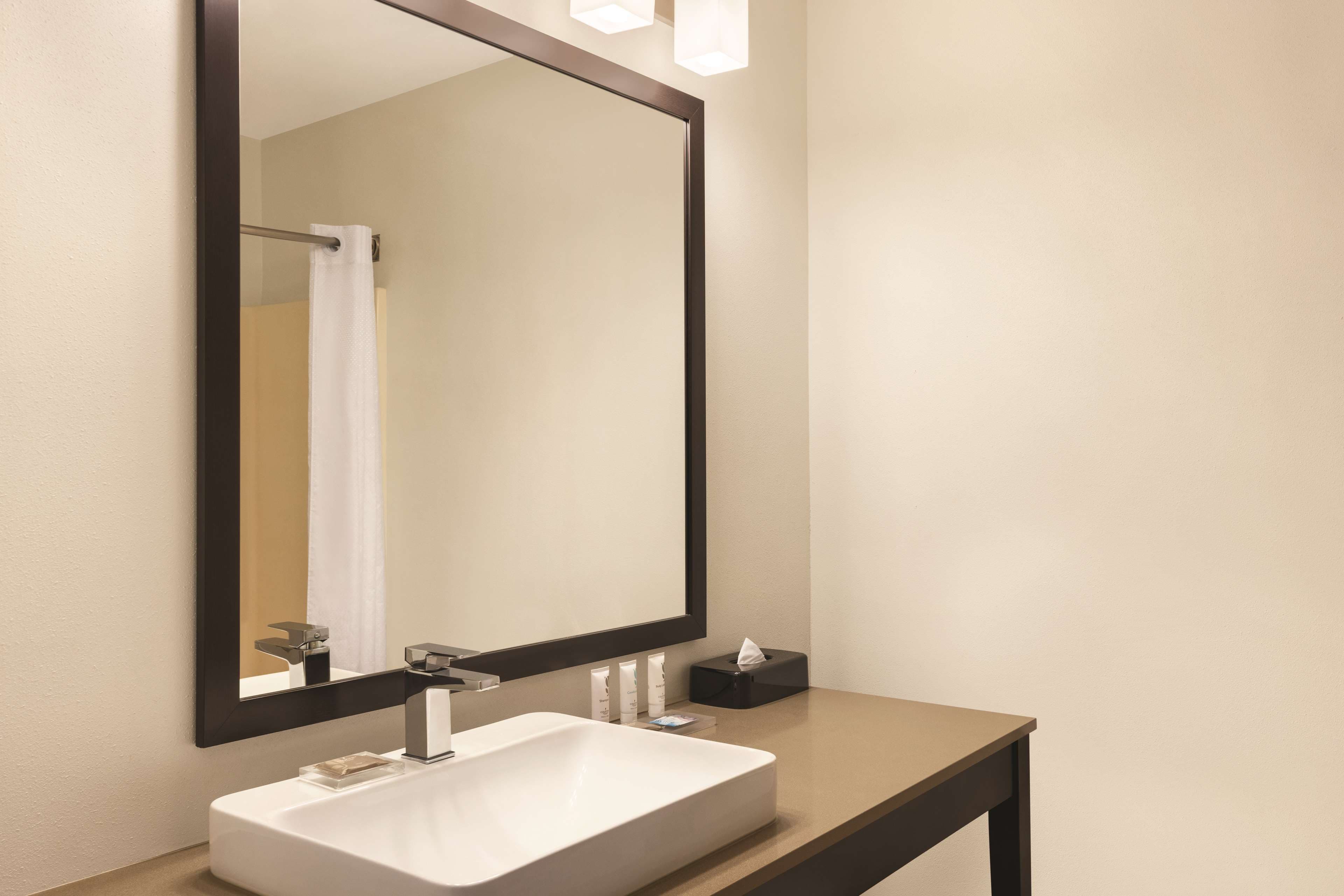 Country Inn & Suites by Radisson, Forest Lake, MN - Image 3