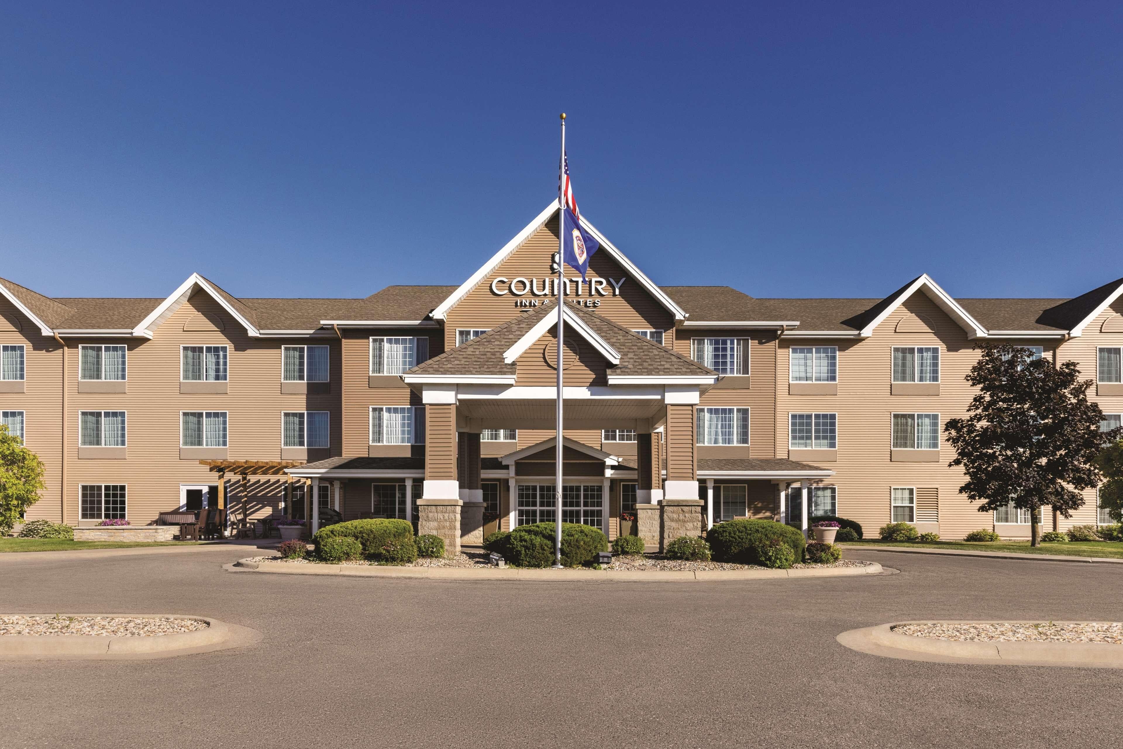 Country Inn & Suites by Radisson, Albert Lea - Austin - Image 1