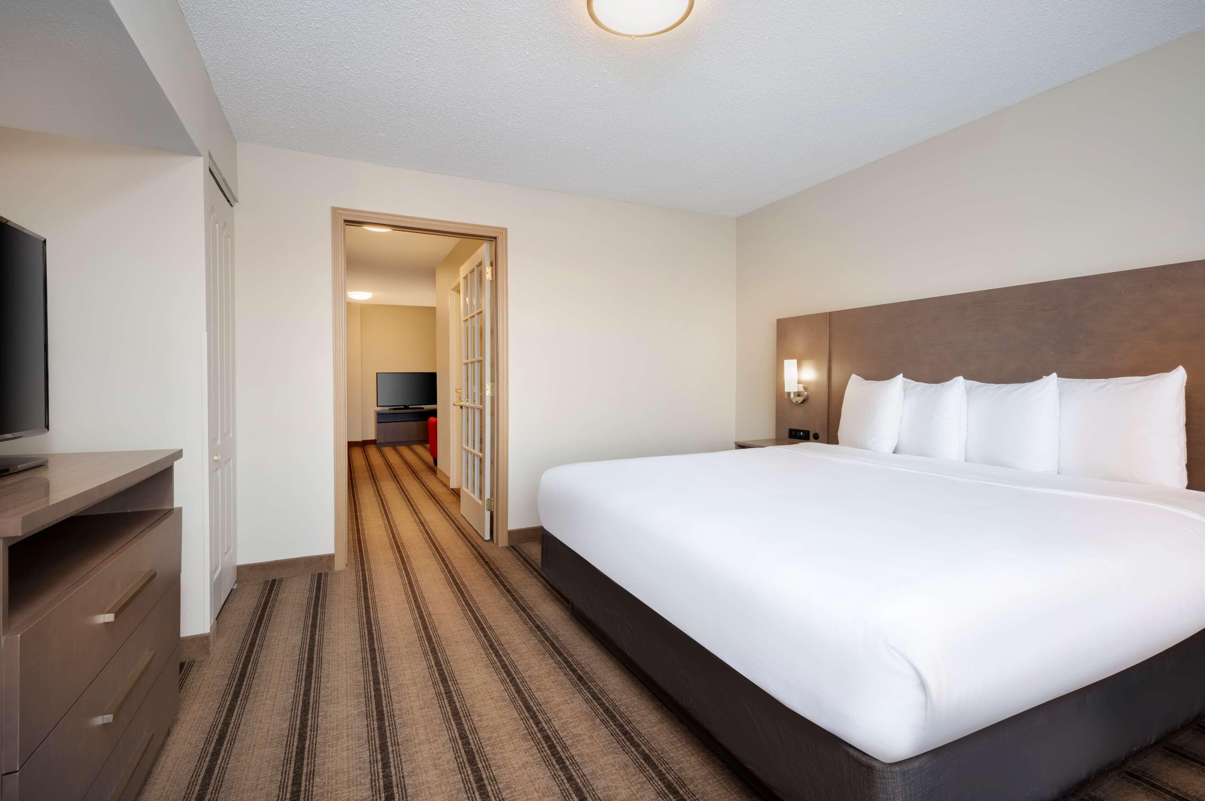 Country Inn & Suites by Radisson Albertville near Outlet Mall — 7
