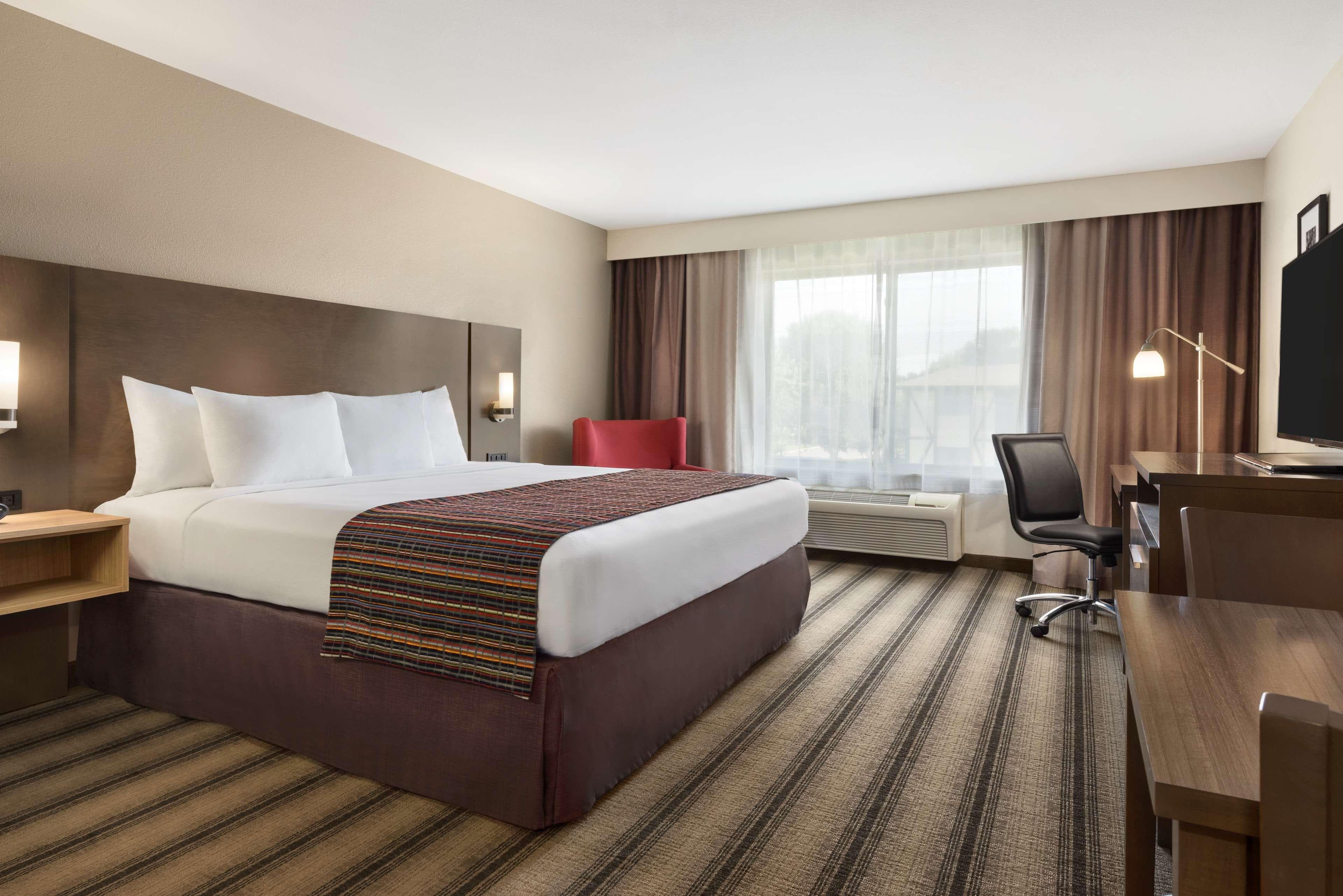 Country Inn & Suites by Radisson, St. Cloud West, MN - Image 3