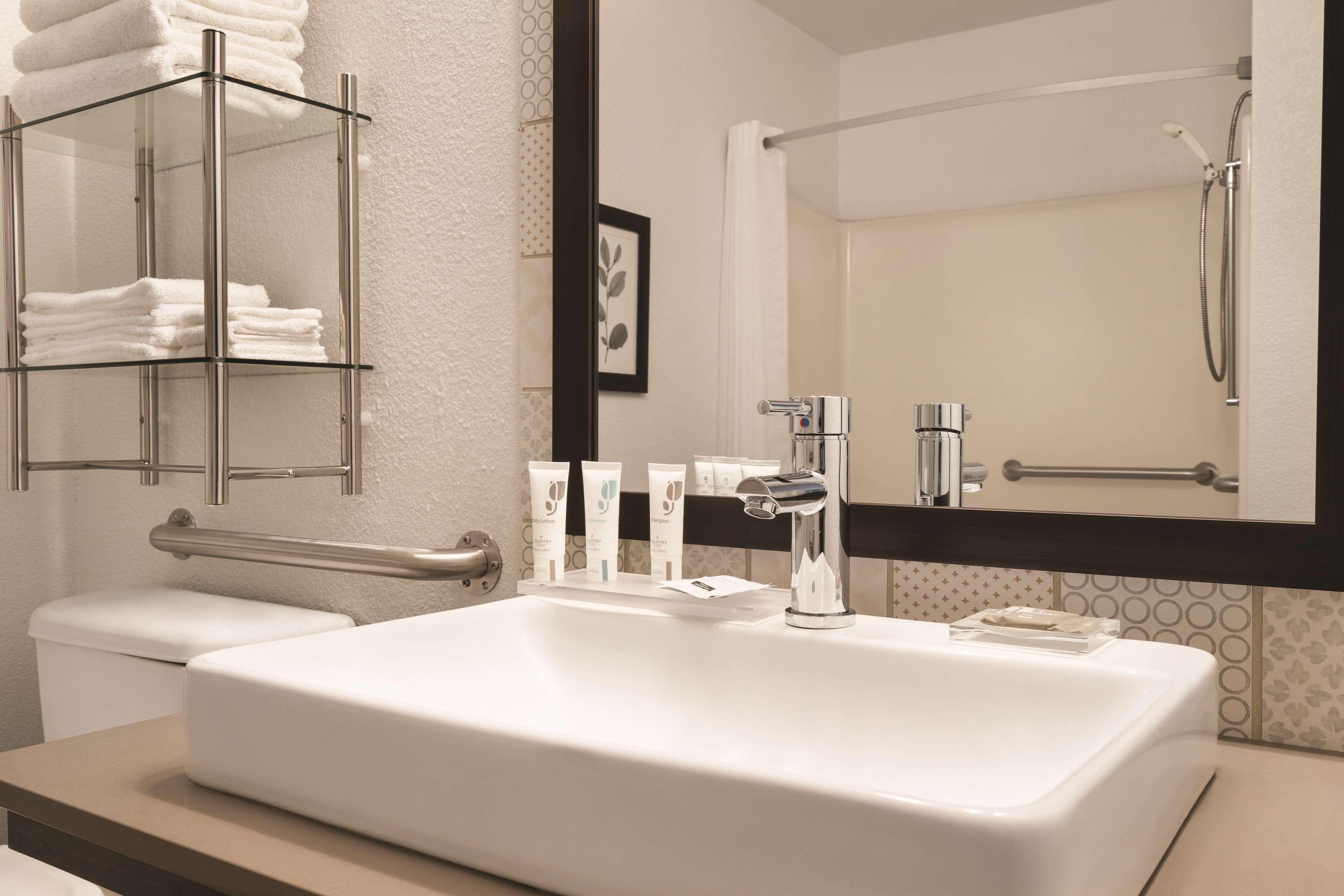 Country Inn & Suites by Radisson, Detroit Lakes, MN — 6