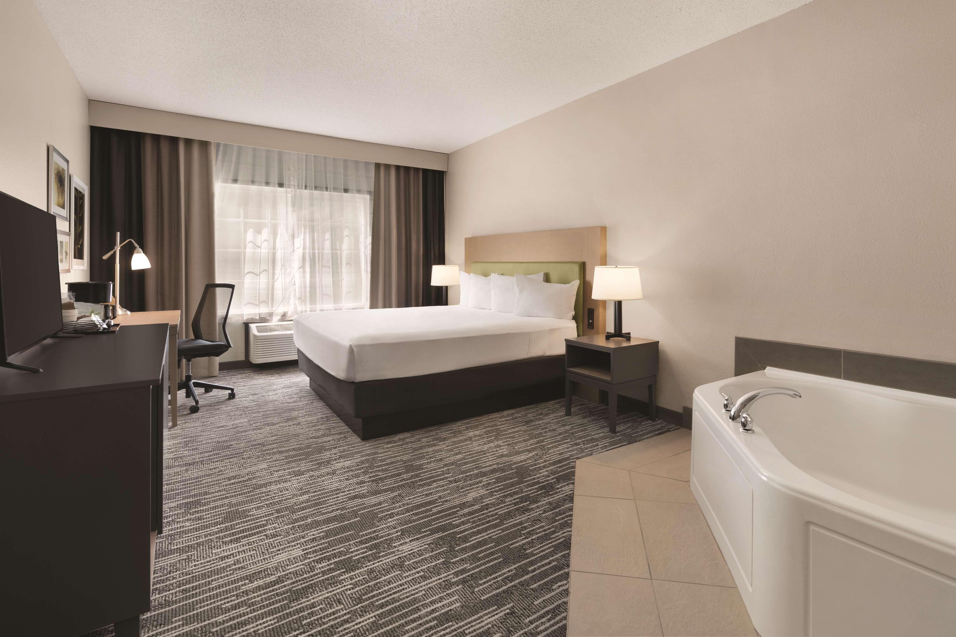 Country Inn & Suites by Radisson, Detroit Lakes, MN - Image 3