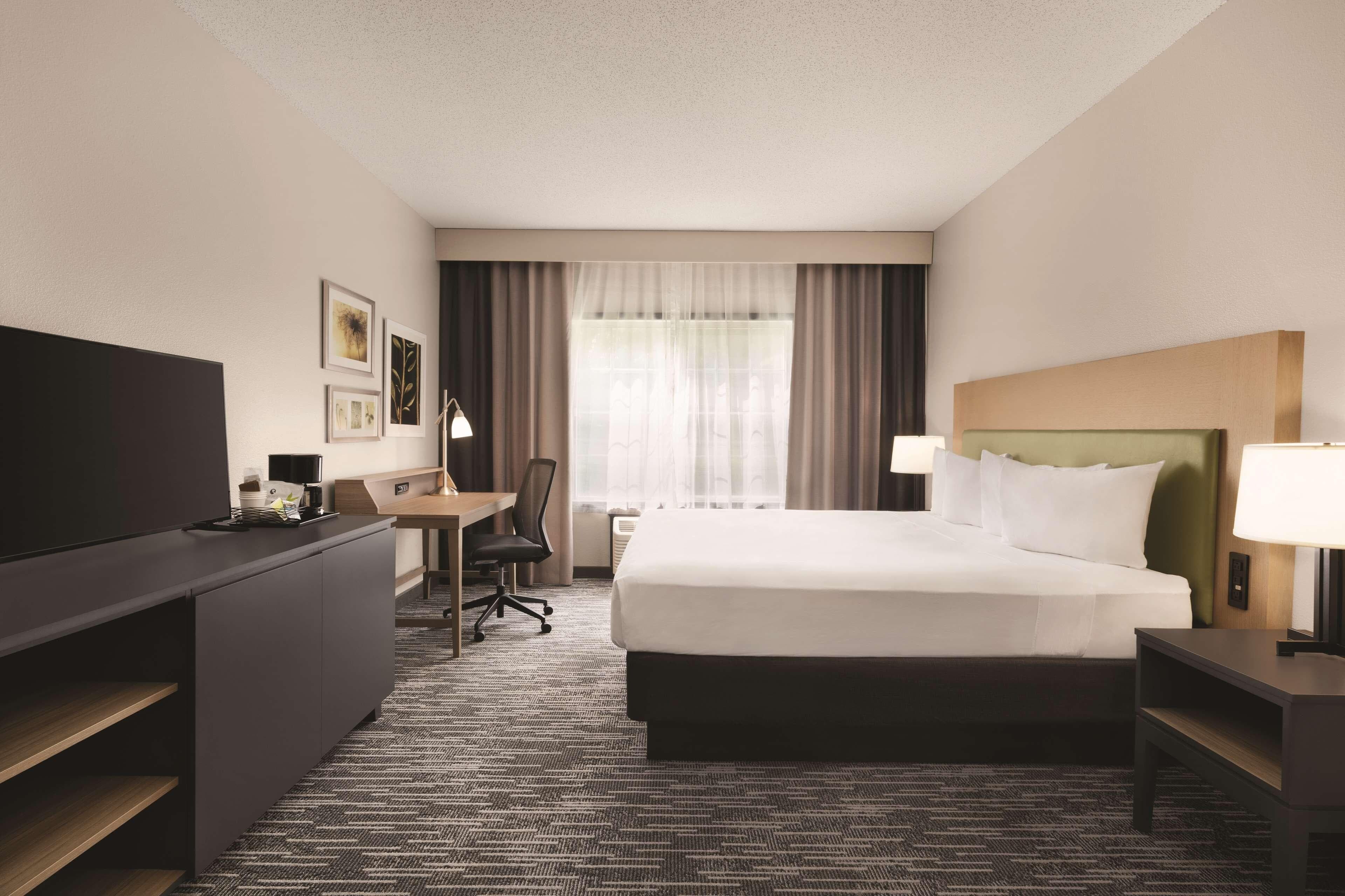 Country Inn & Suites by Radisson, Detroit Lakes, MN - Image 4