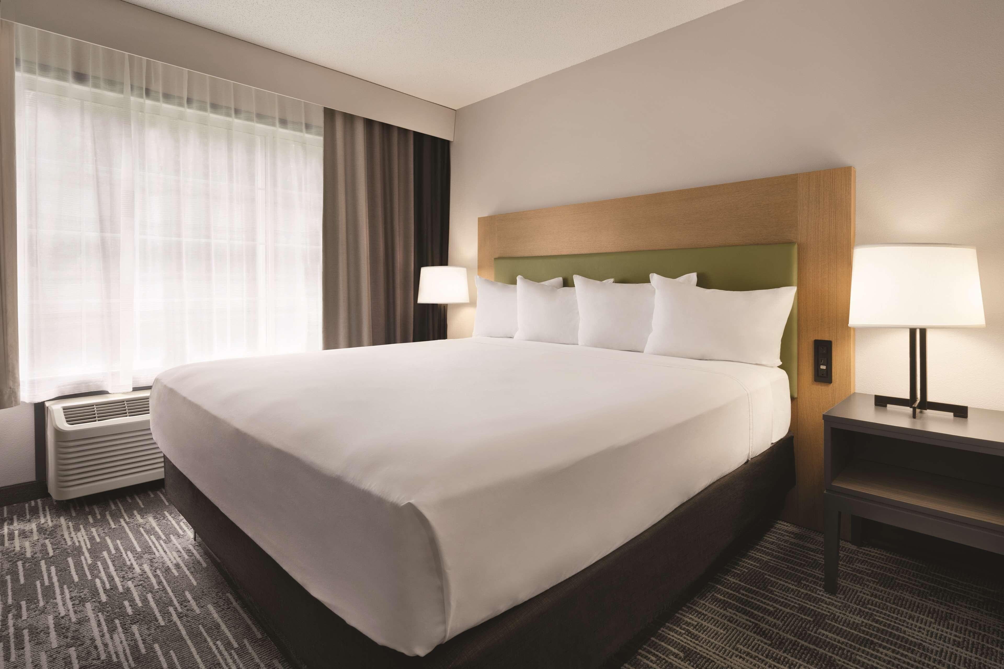 Country Inn & Suites by Radisson, Detroit Lakes, MN - Image 2