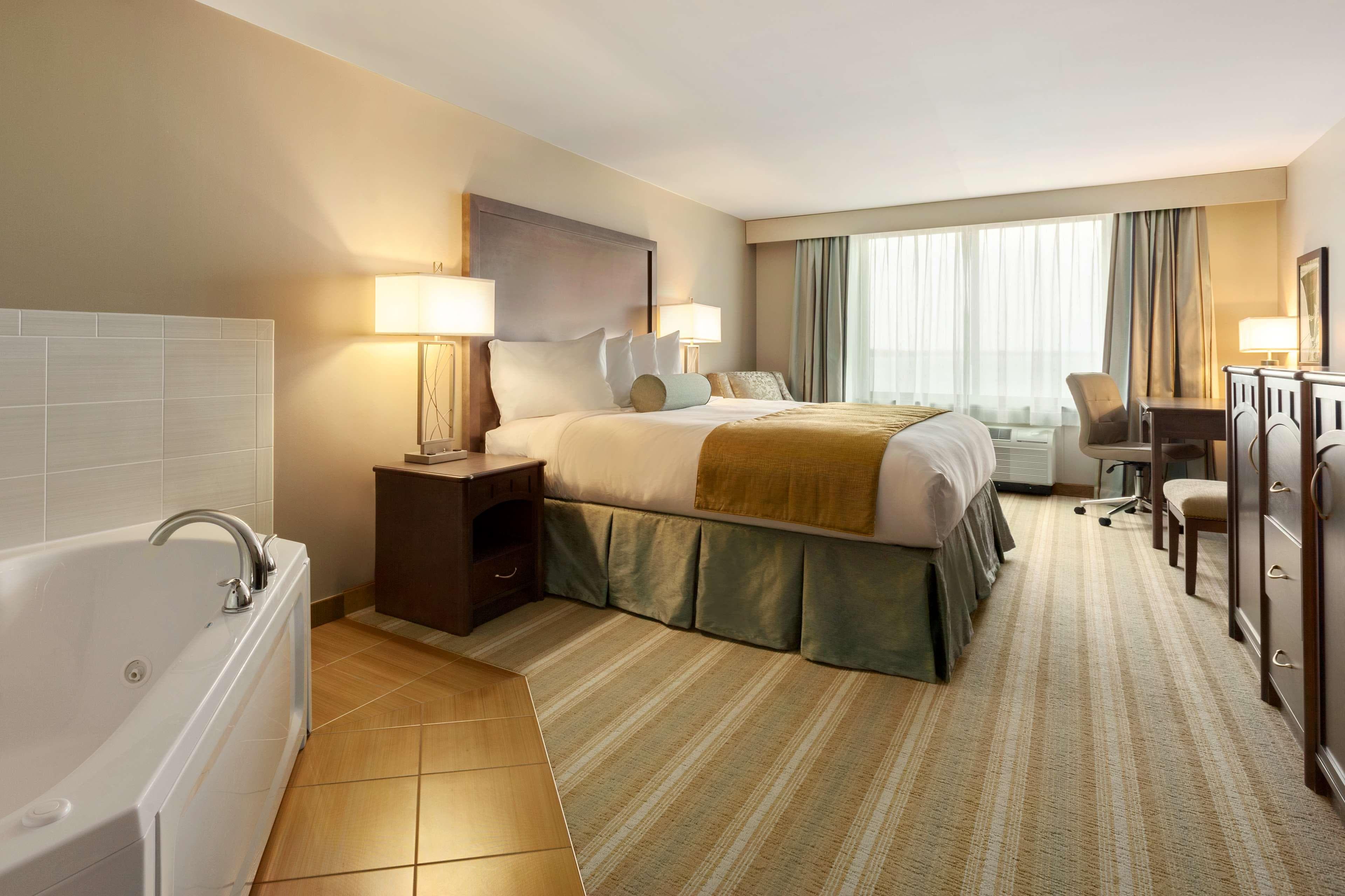 Country Inn & Suites by Radisson, Bemidji, MN - Image 2