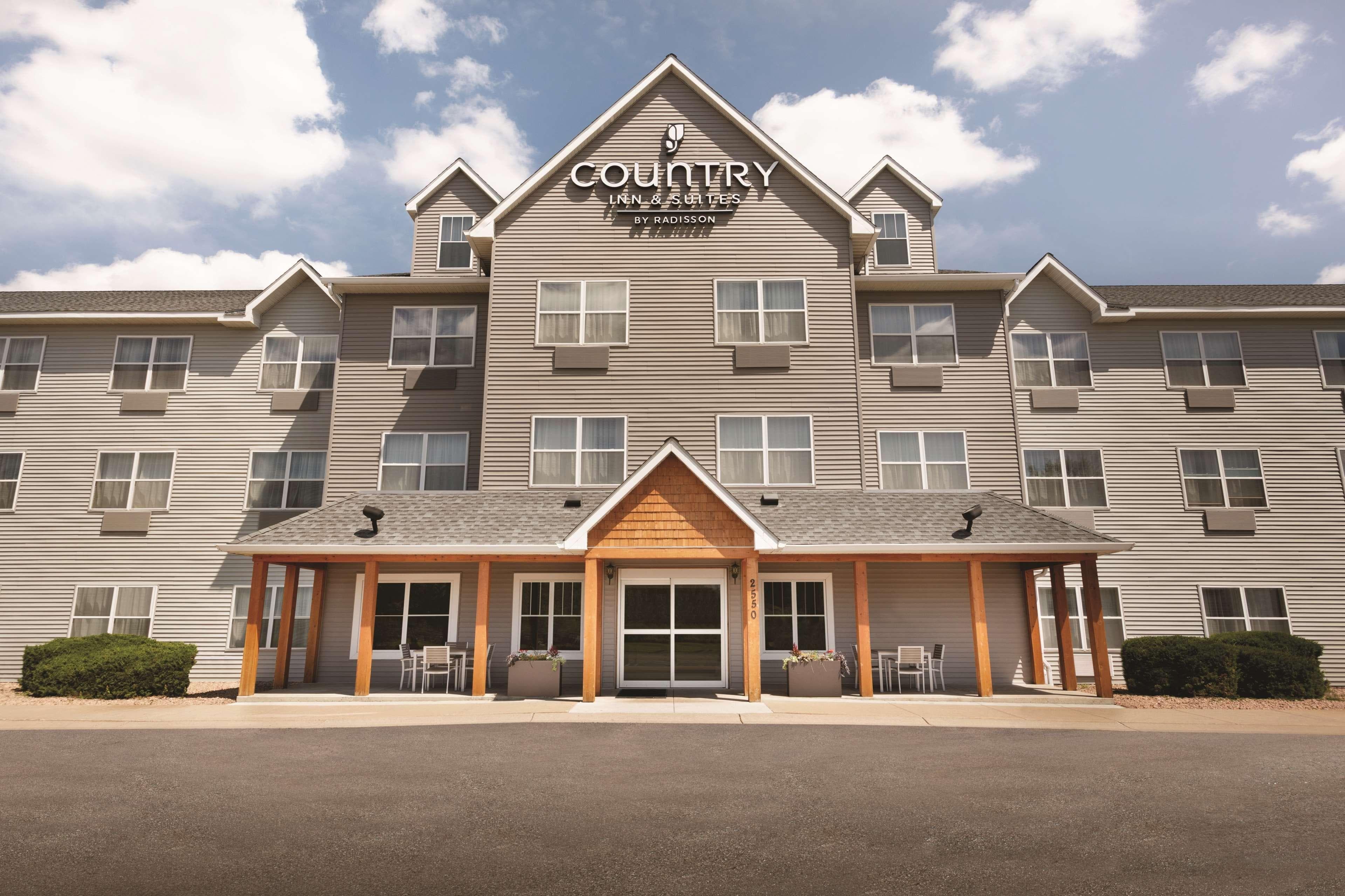 Country Inn & Suites by Radisson, Brooklyn Center, MN - Image 1