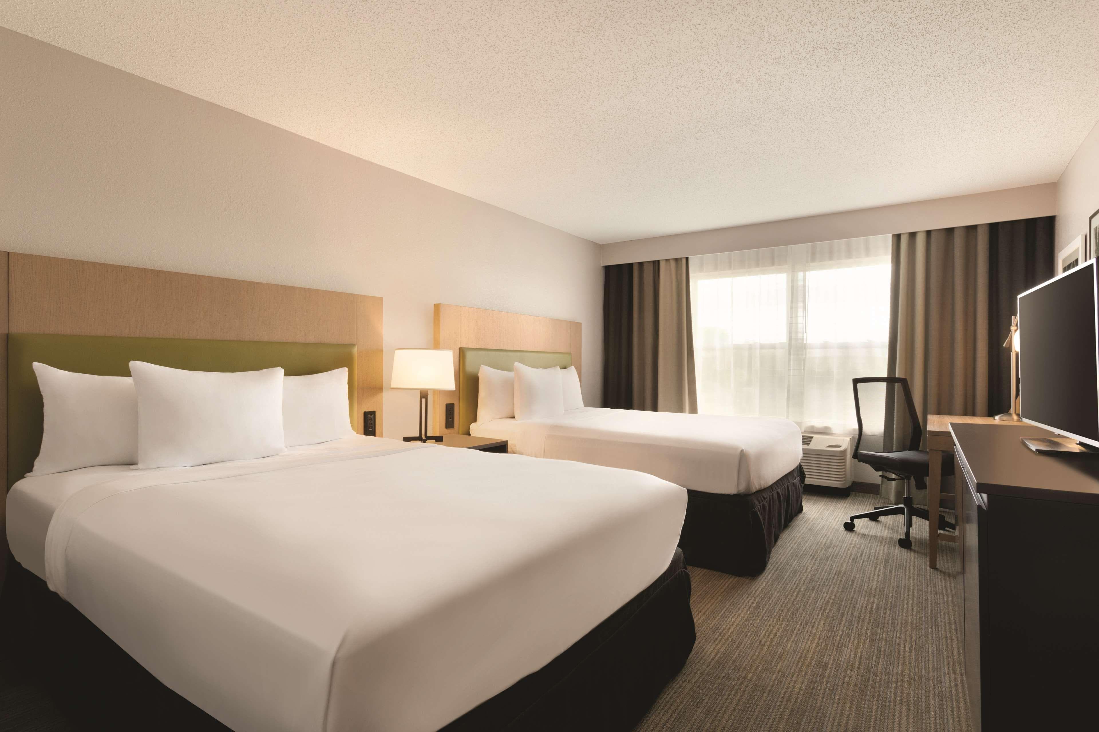 Country Inn & Suites by Radisson, Brooklyn Center, MN - Image 5