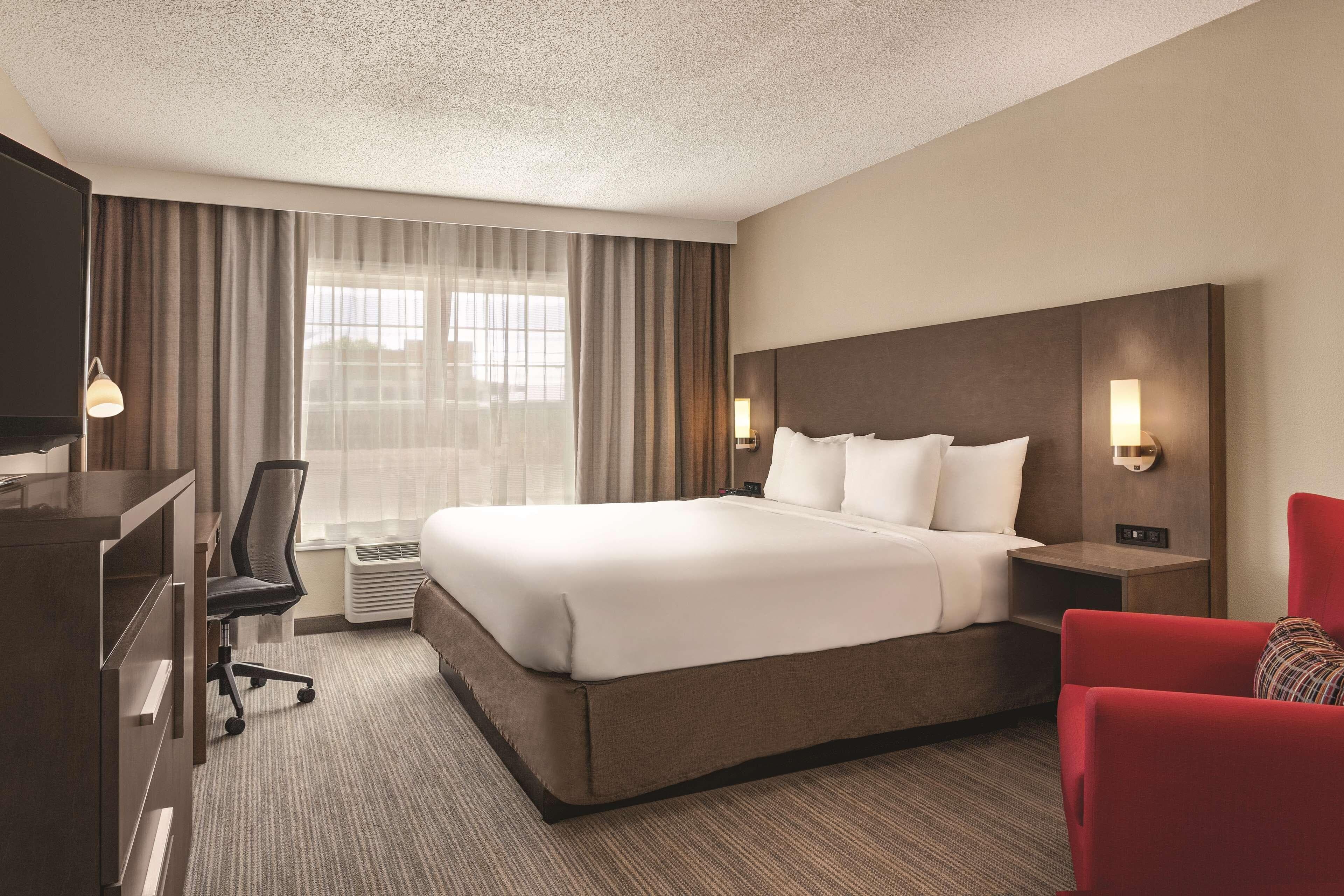 Country Inn & Suites by Radisson, Buffalo, MN - Image 2
