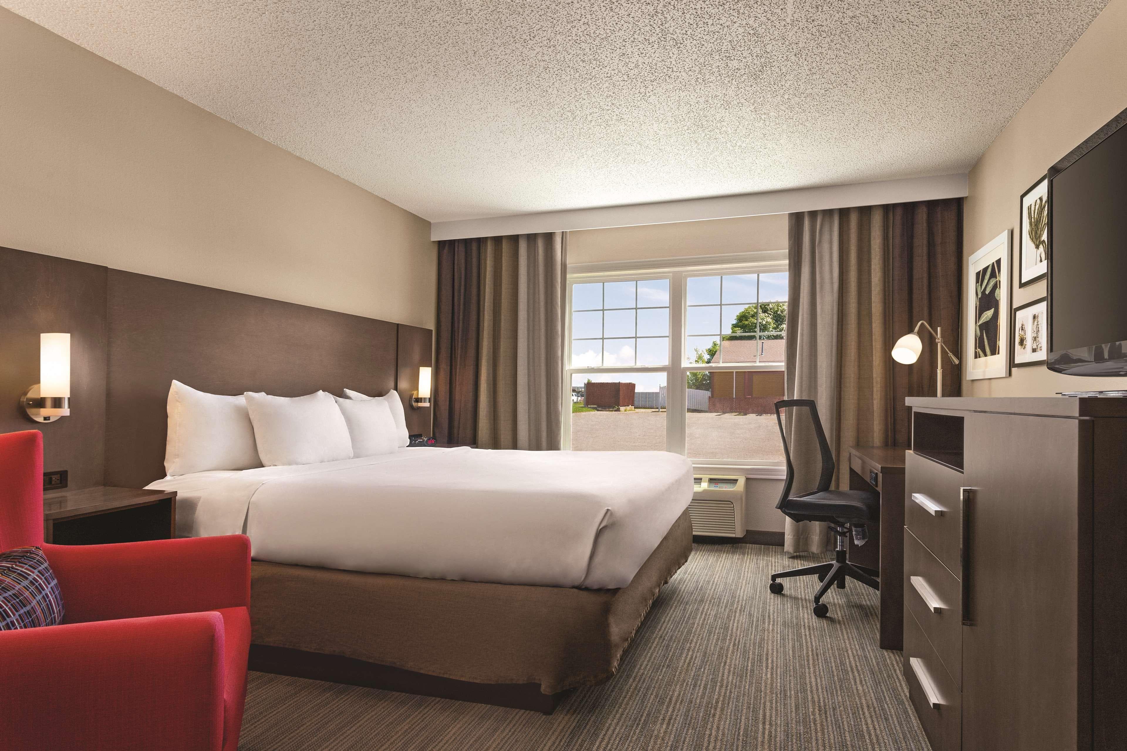 Country Inn & Suites by Radisson, Buffalo, MN - Image 3