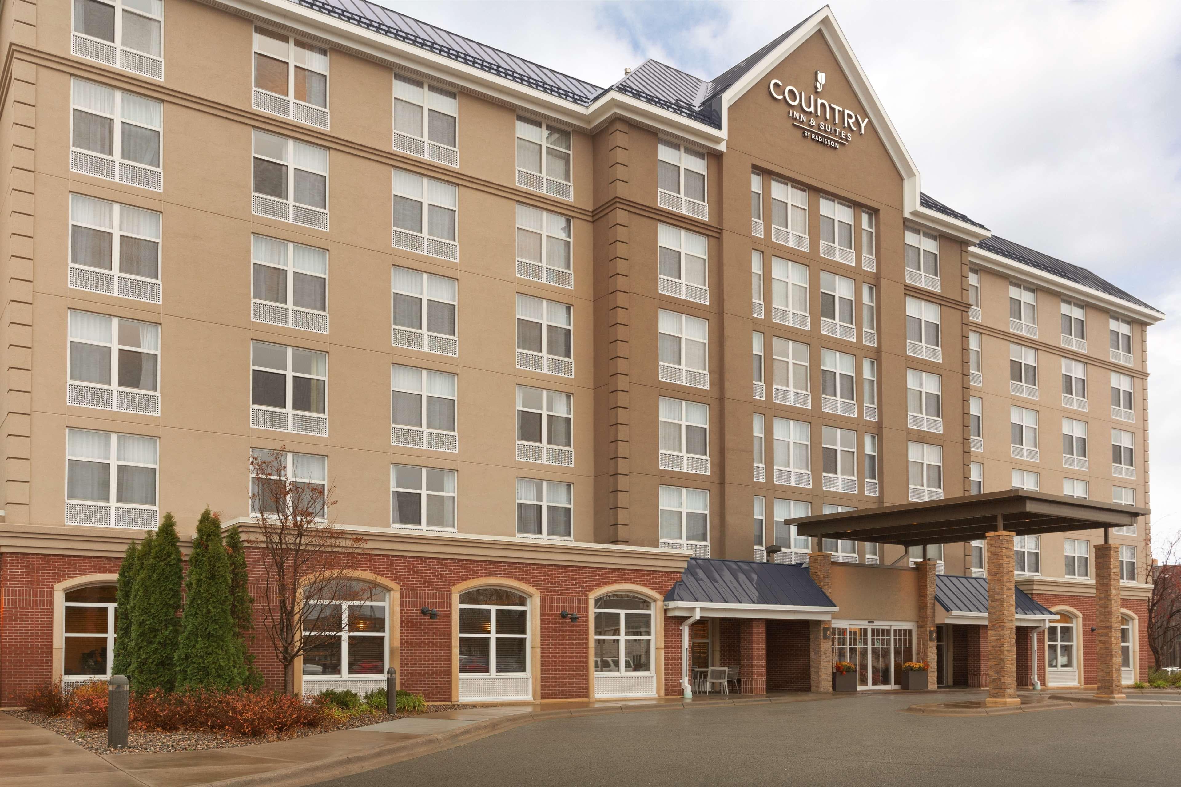Country Inn & Suites Bloomington Mall of America - Image 1