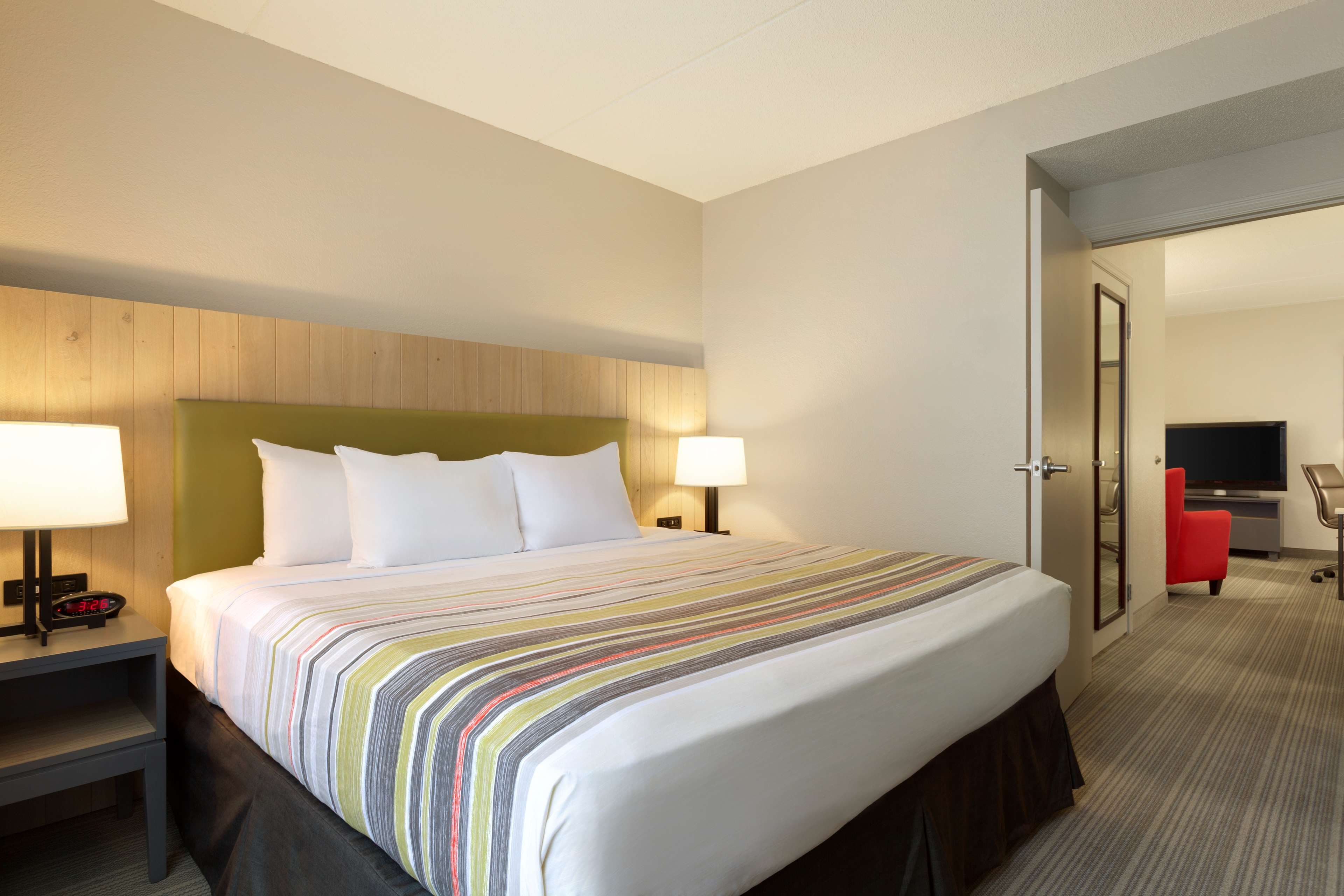 Country Inn & Suites Bloomington Mall of America - Image 5