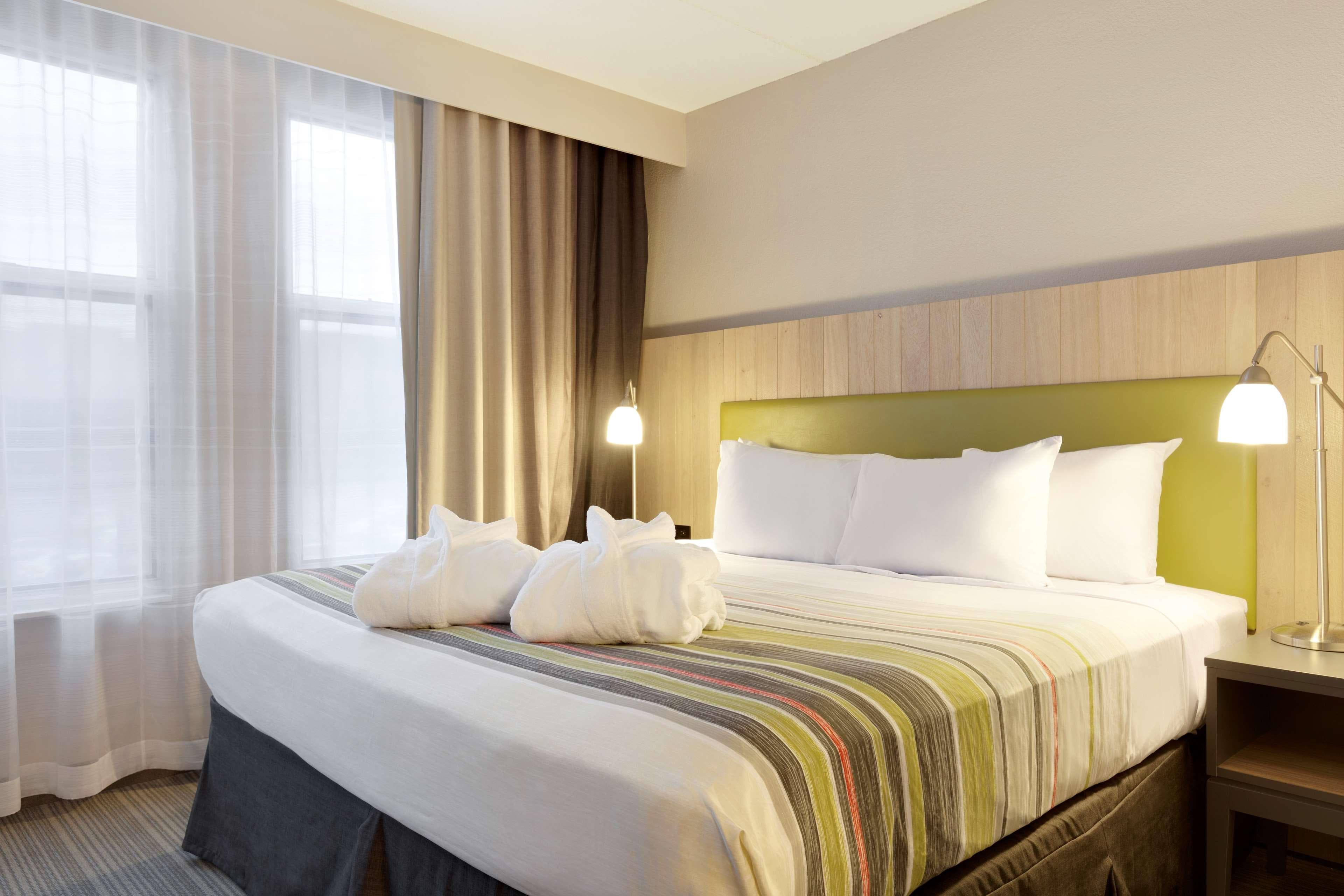 Country Inn & Suites Bloomington Mall of America - Image 2