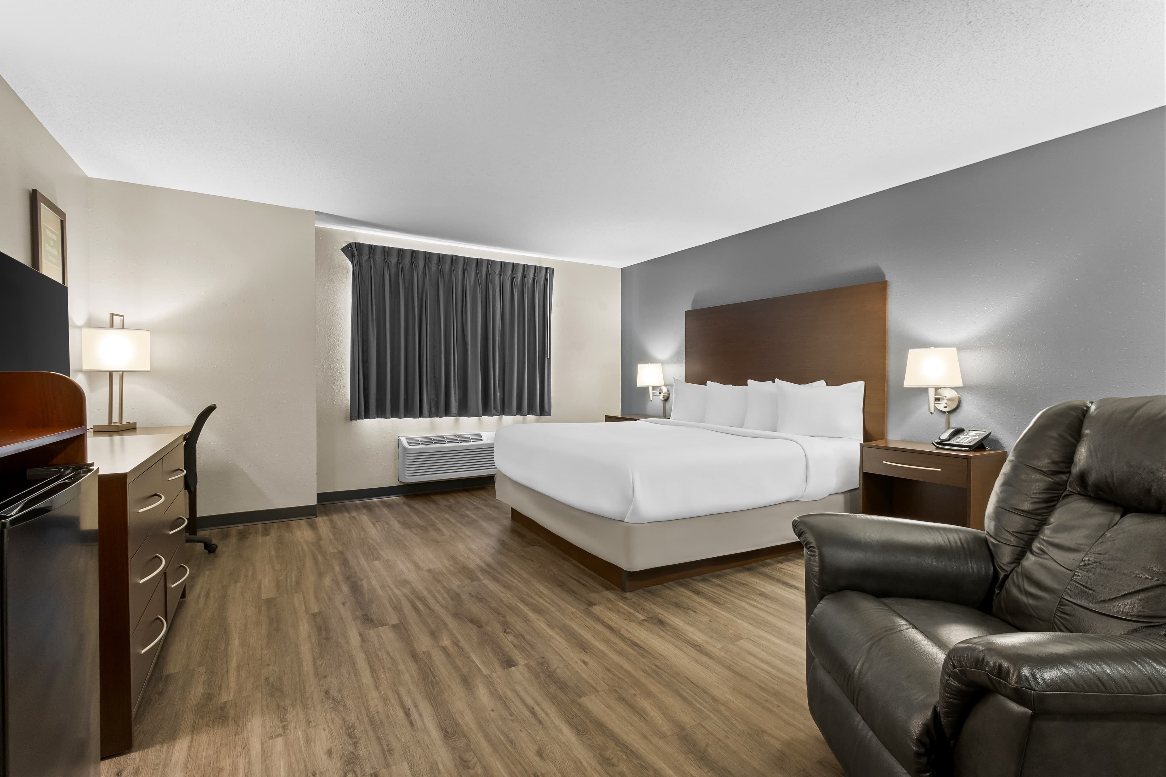 1 King Bed, Upper Floor - Image 2