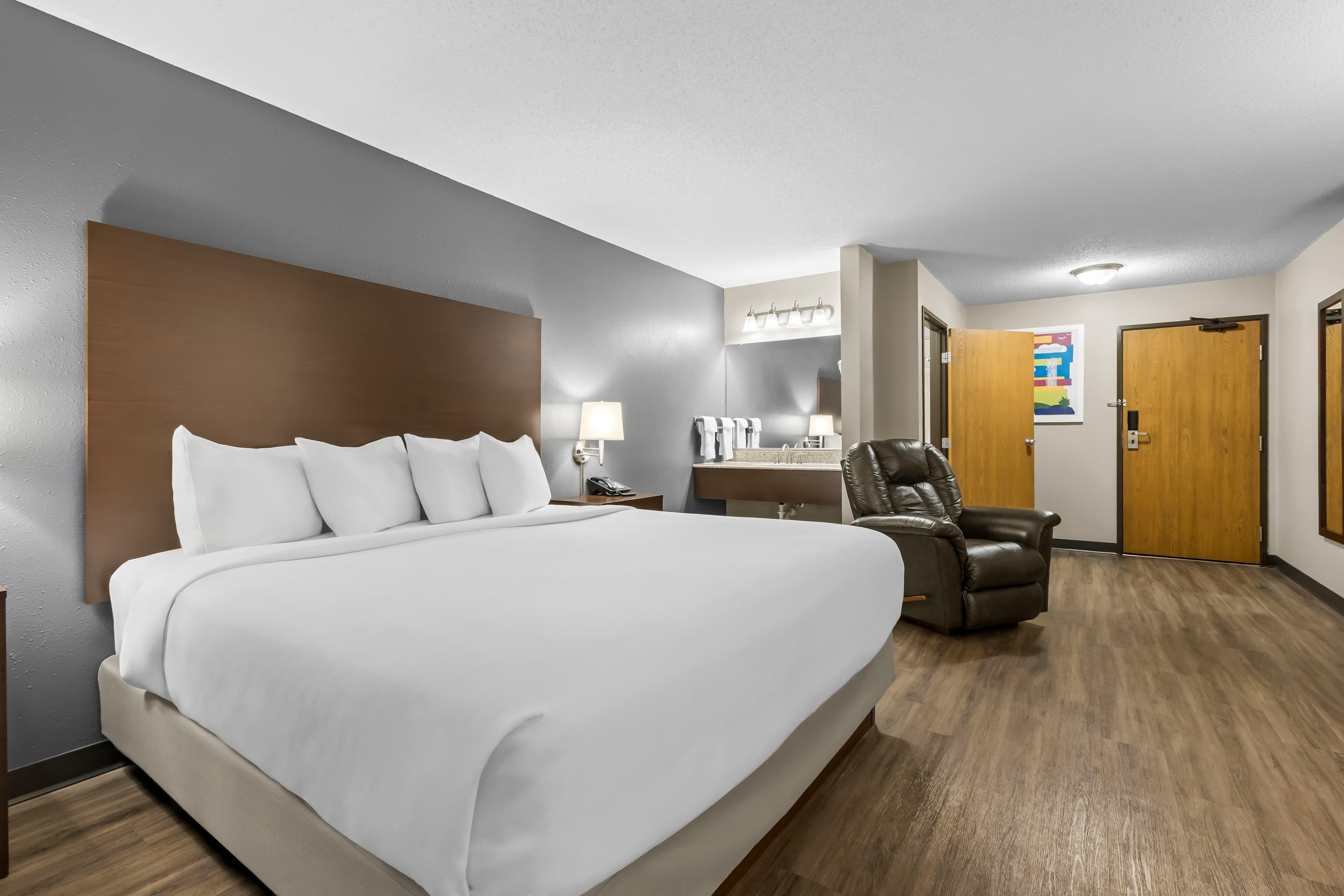 1 King Bed, Upper Floor - Image 3