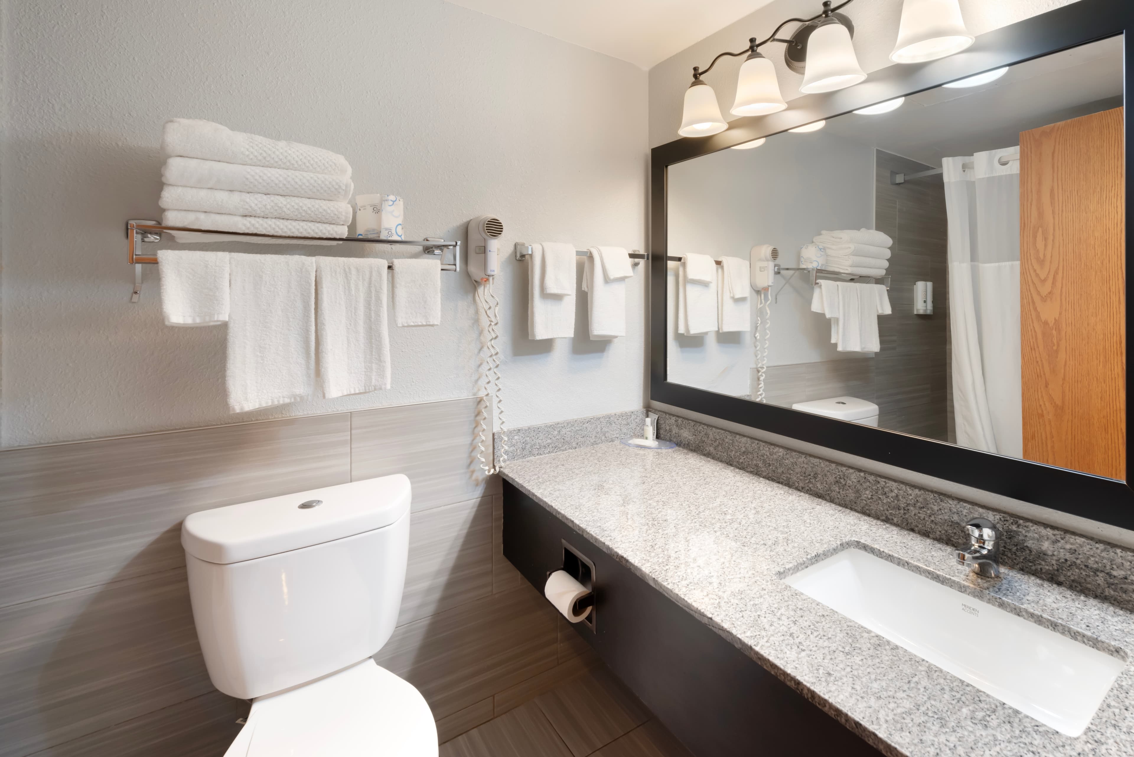 Quality Inn & Suites Mayo Clinic Area — 24