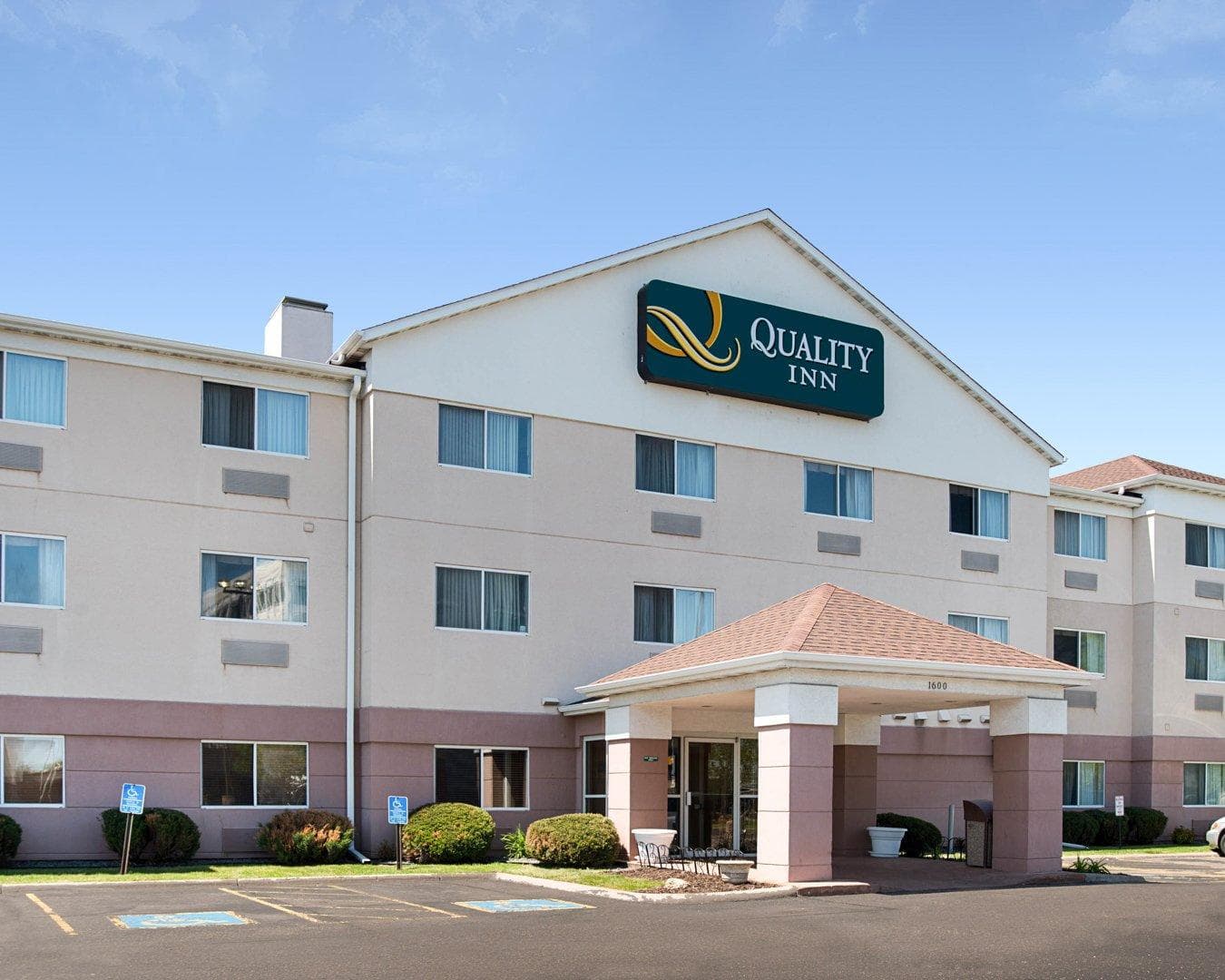Quality Inn Brooklyn Center - Image 1