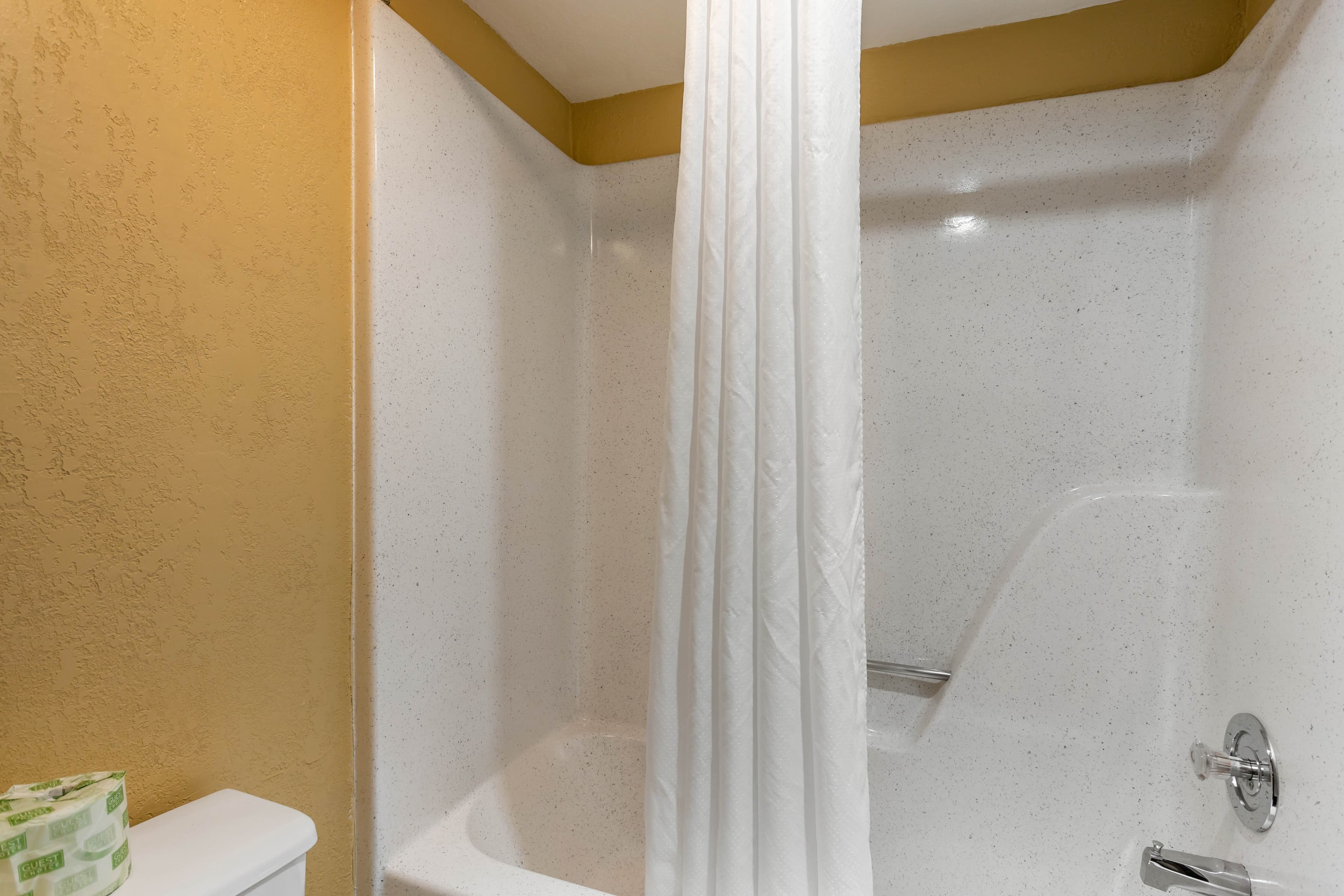Econo Lodge Belton - Kansas City South — 6