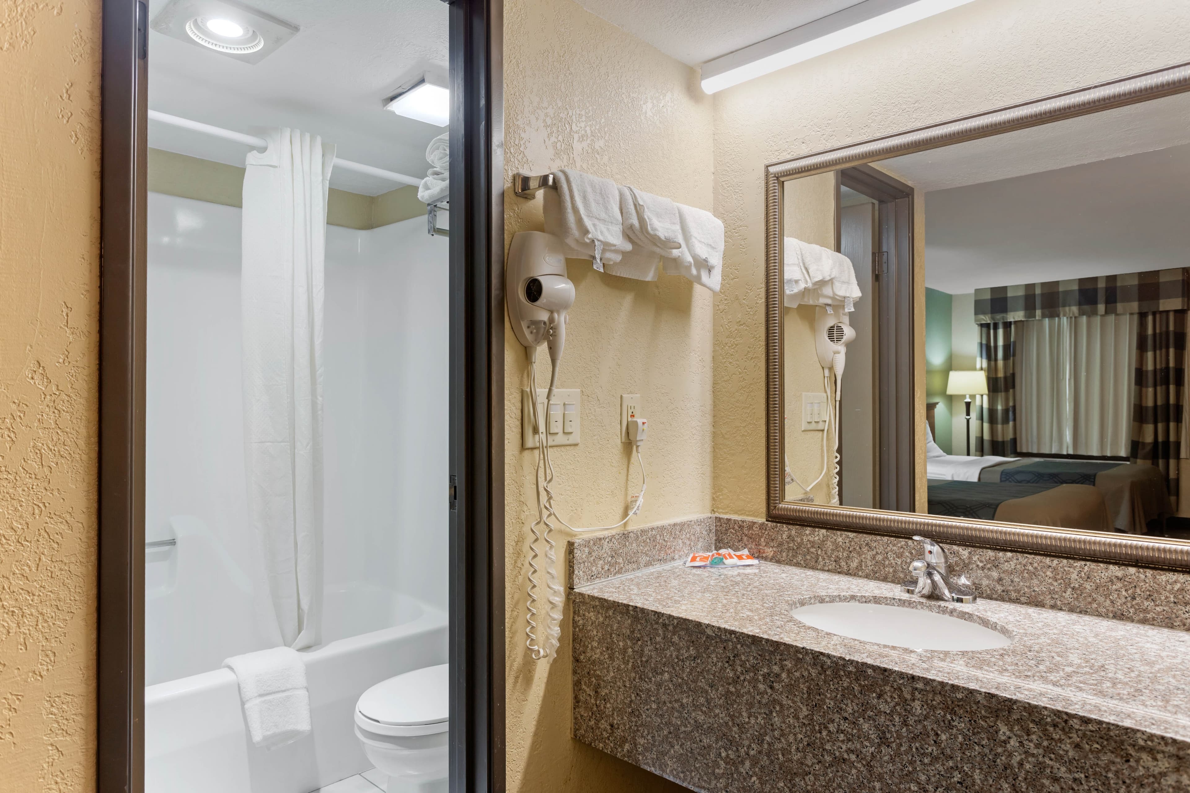 Econo Lodge Belton - Kansas City South — 10