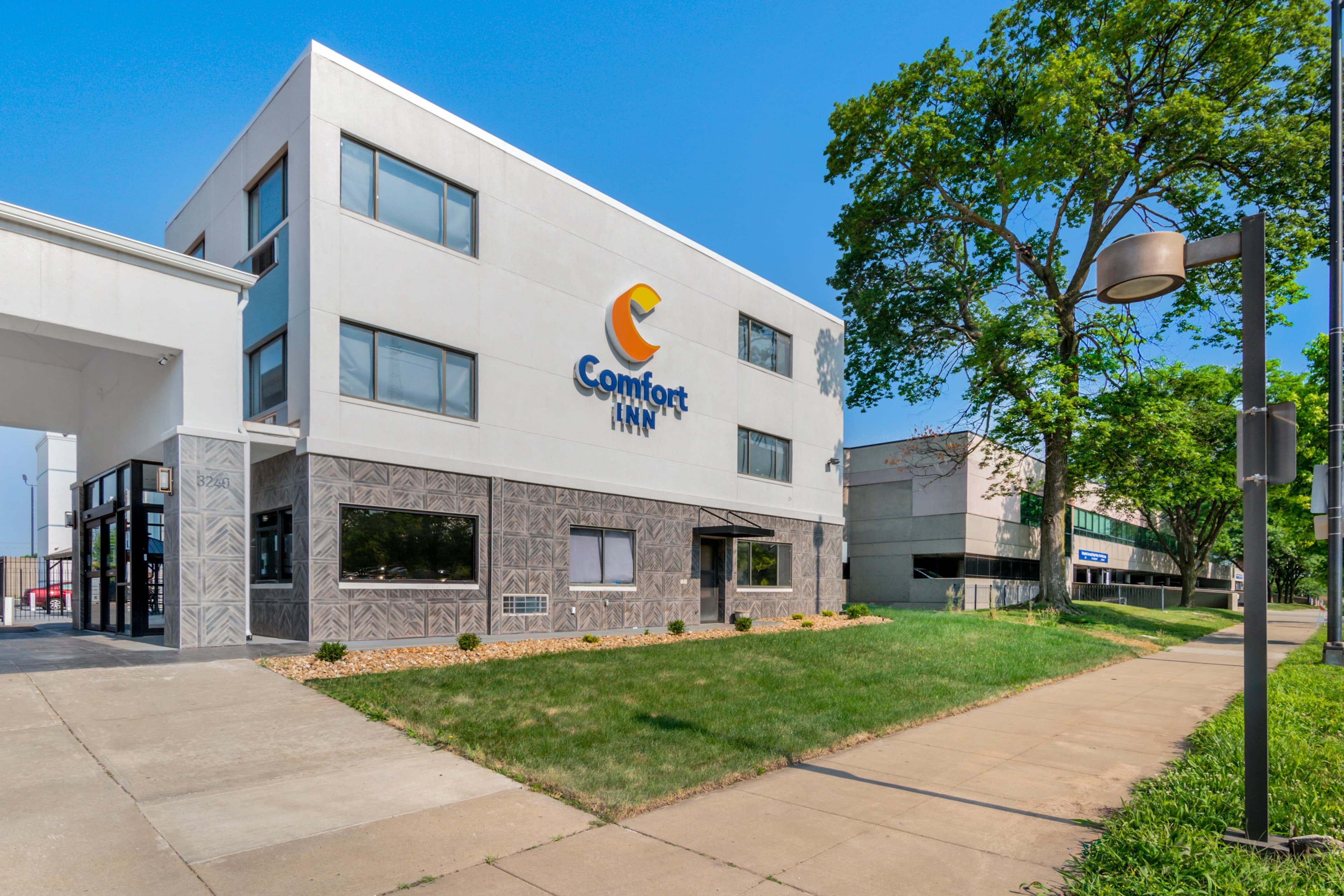Comfort Inn Kansas City Midtown - Image 1
