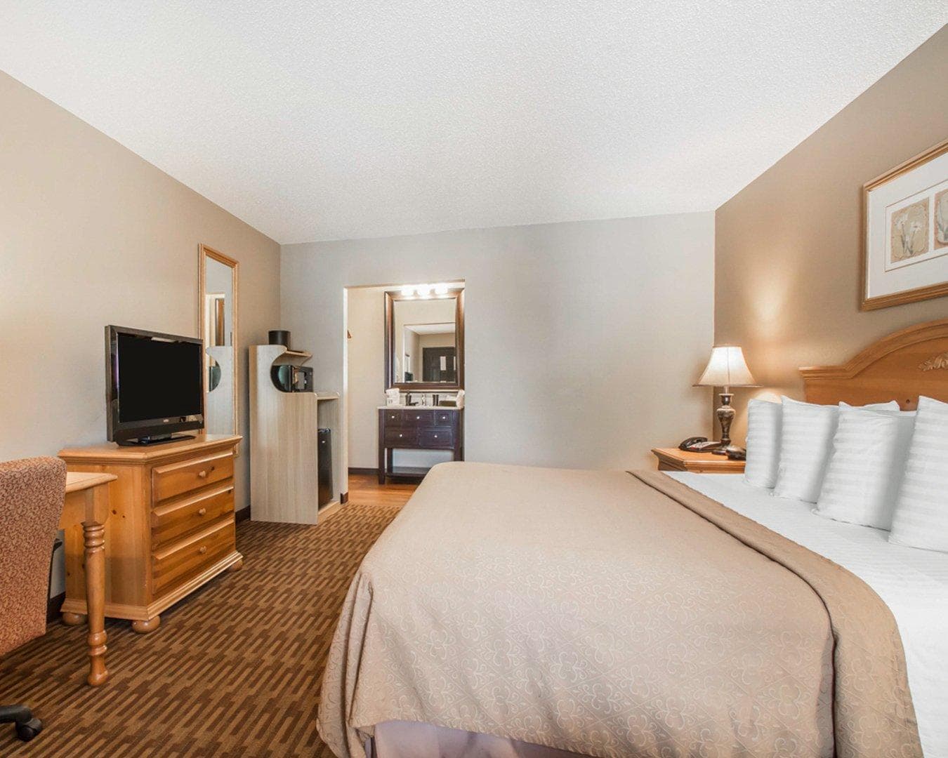 Quality Inn US65 & E Battlefield Rd Springfield - Image 3