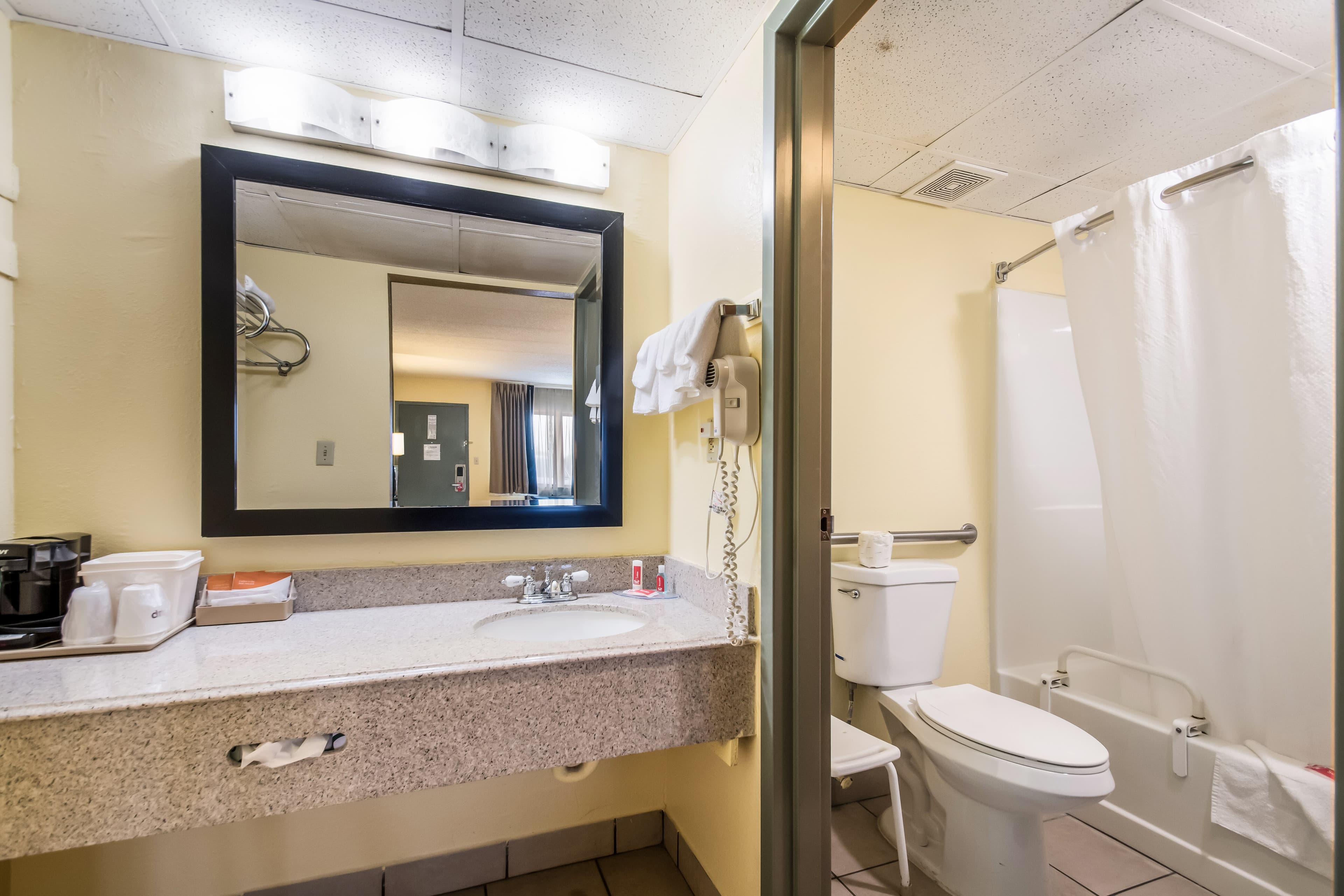 Econo Lodge Kearney - Liberty — 8