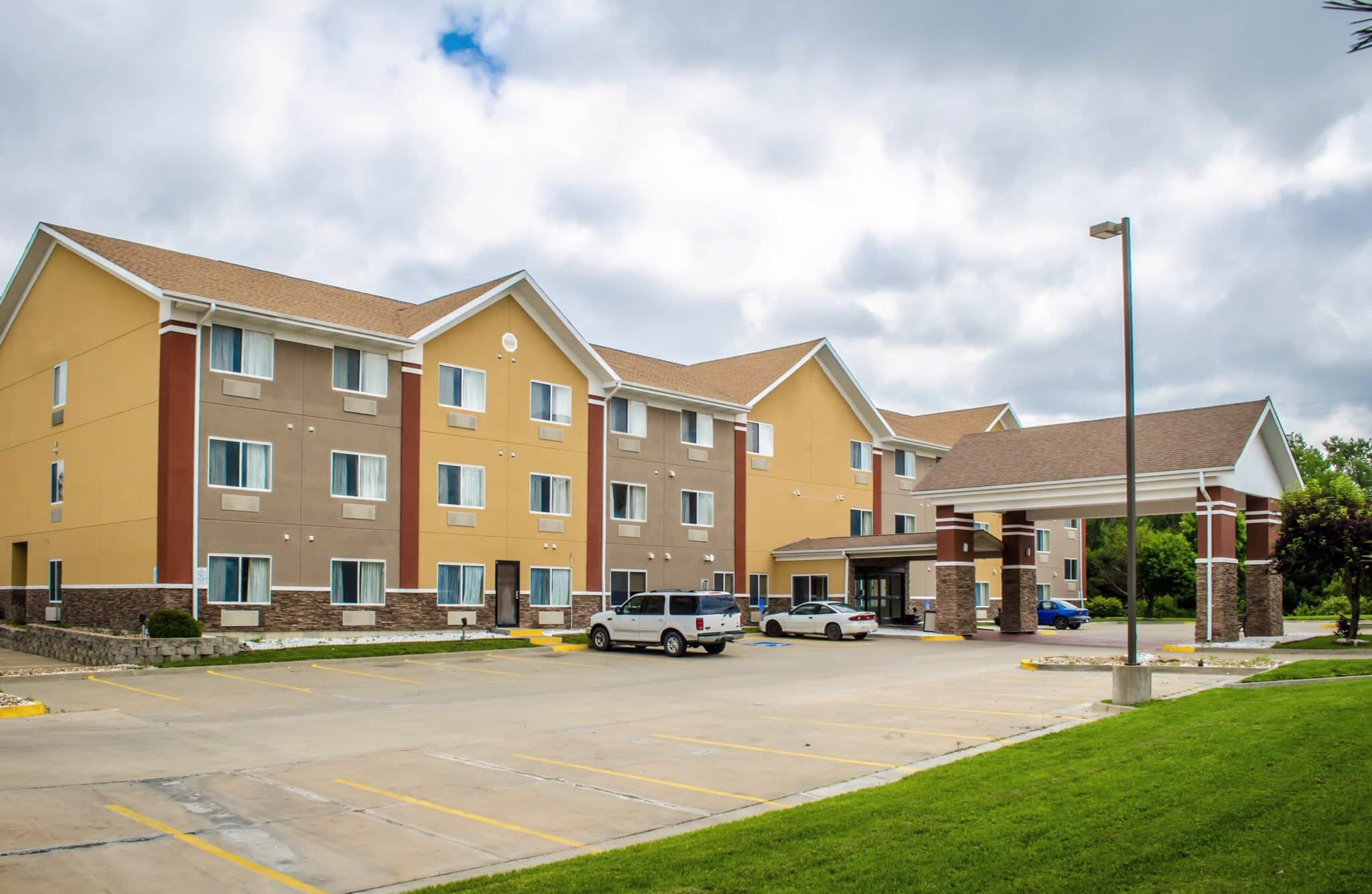 Quality Suites St. Joseph - Image 1