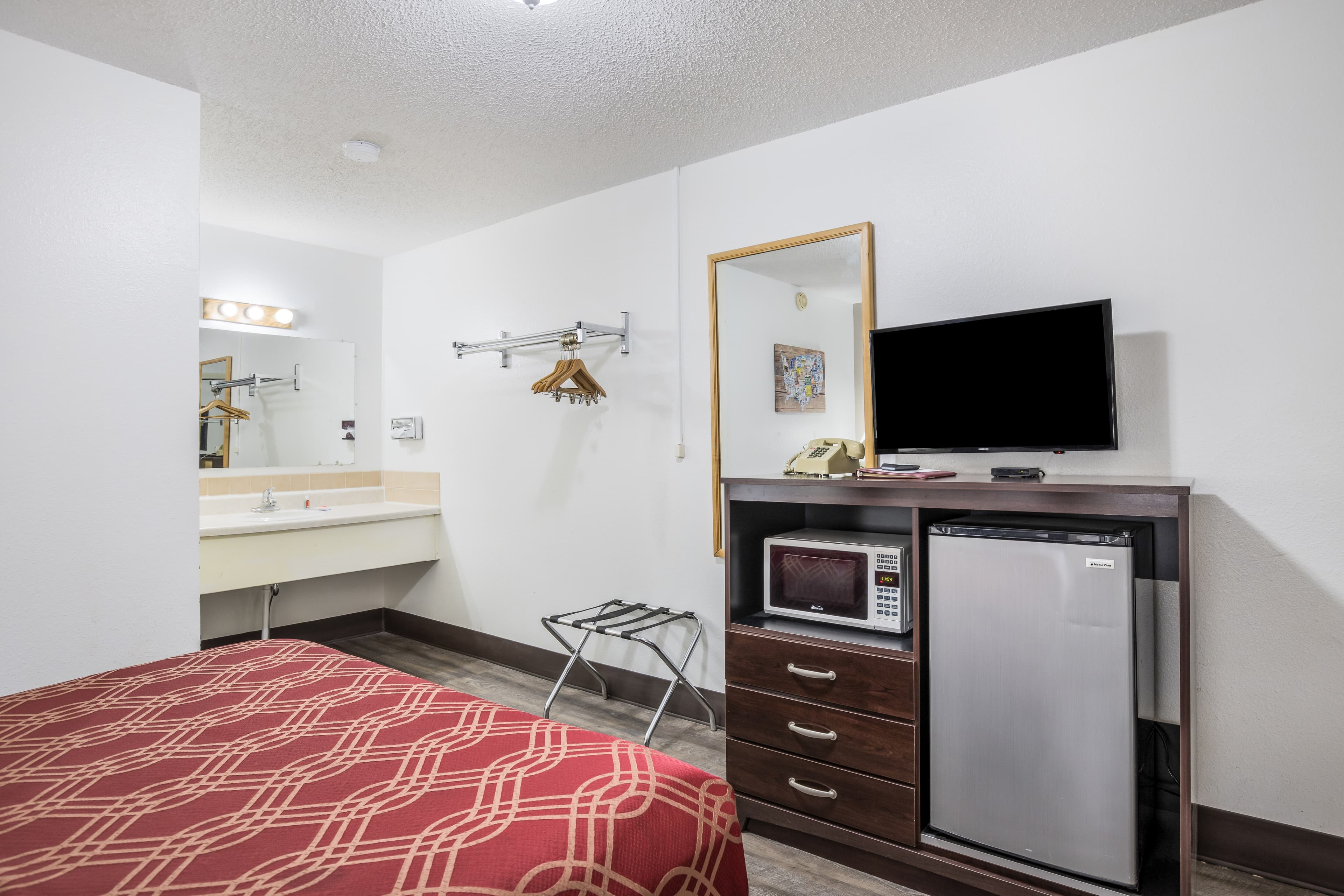 Econo Lodge Cameron — 9