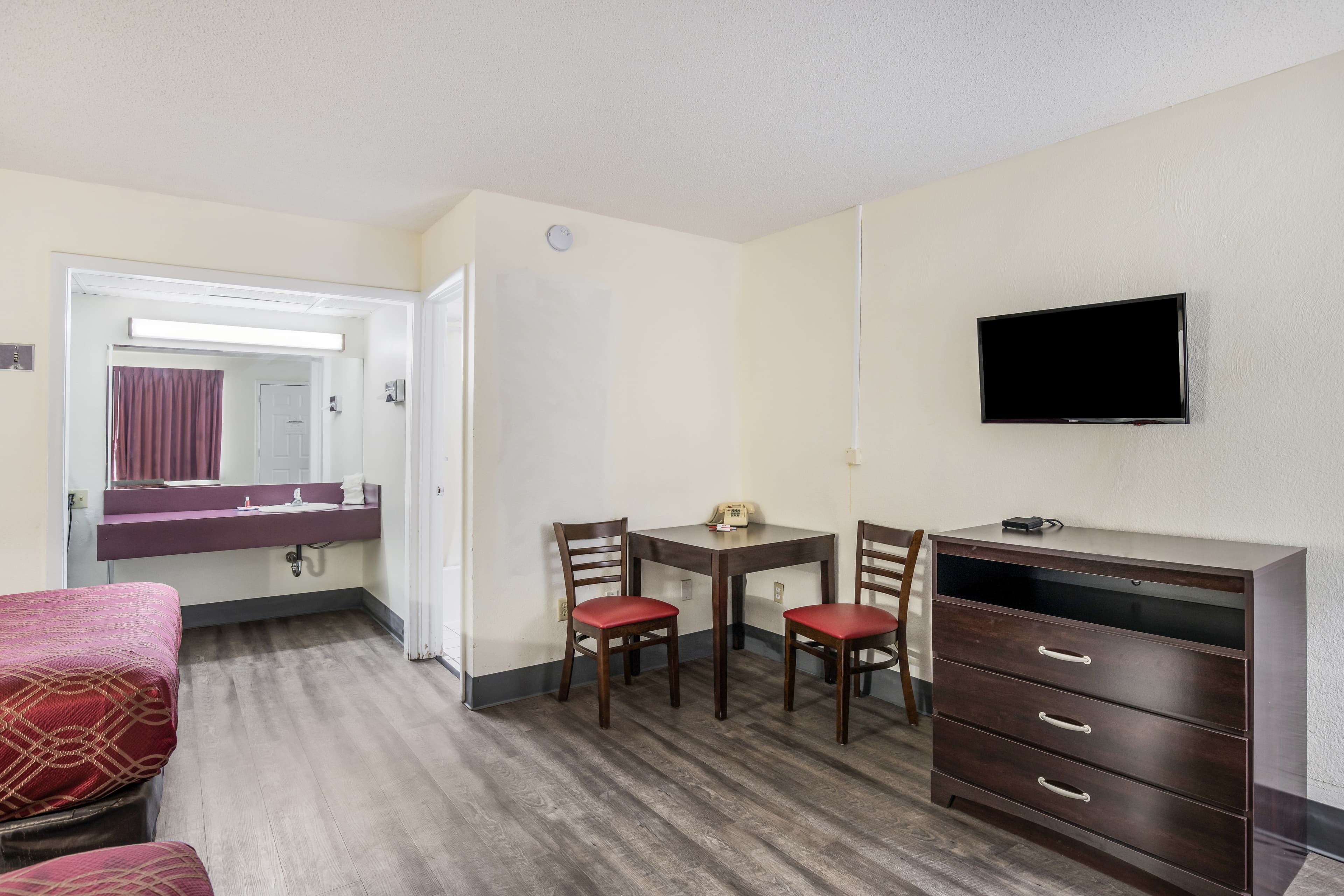 Econo Lodge Cameron — 8