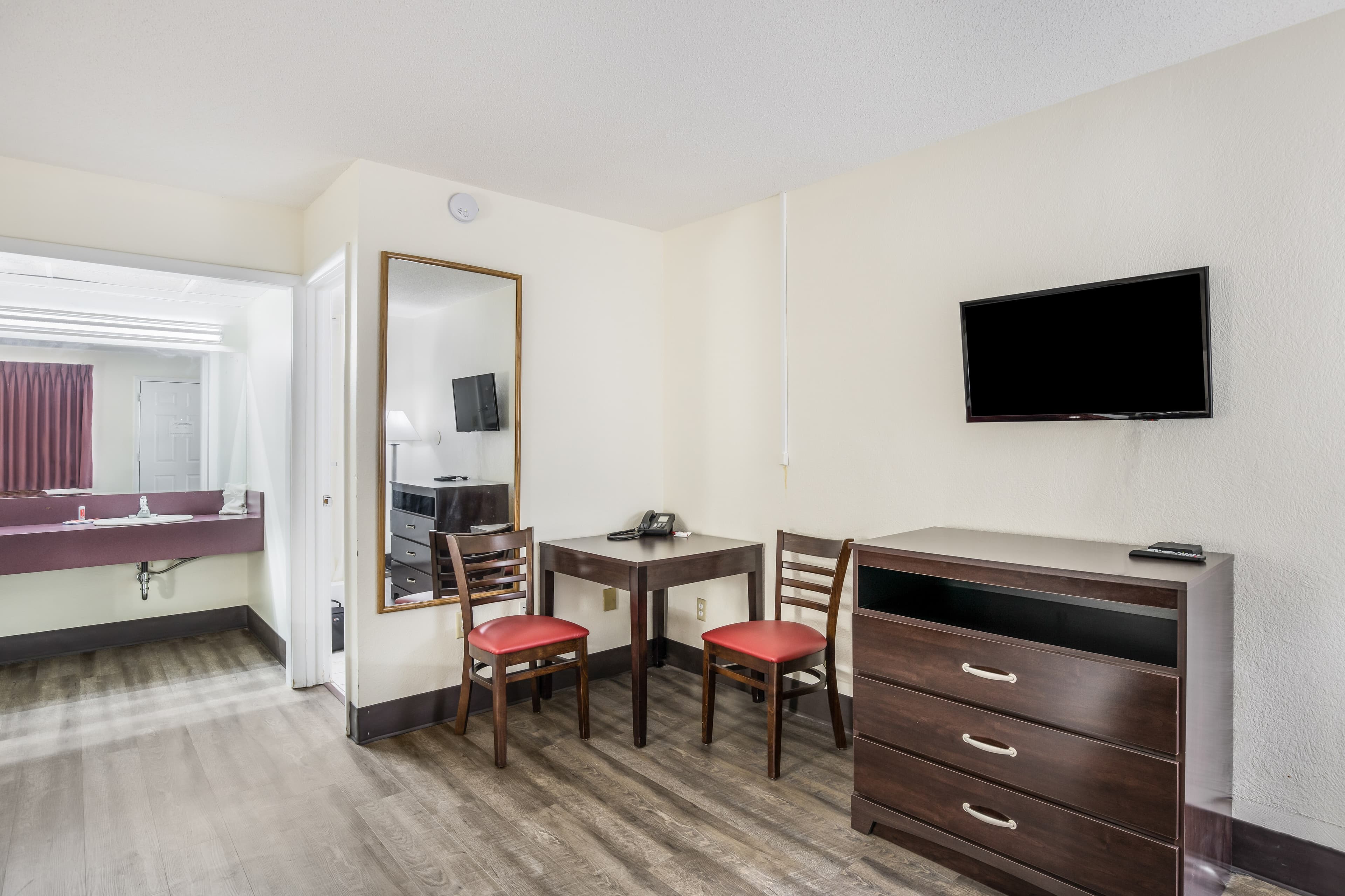 Econo Lodge Cameron — 16