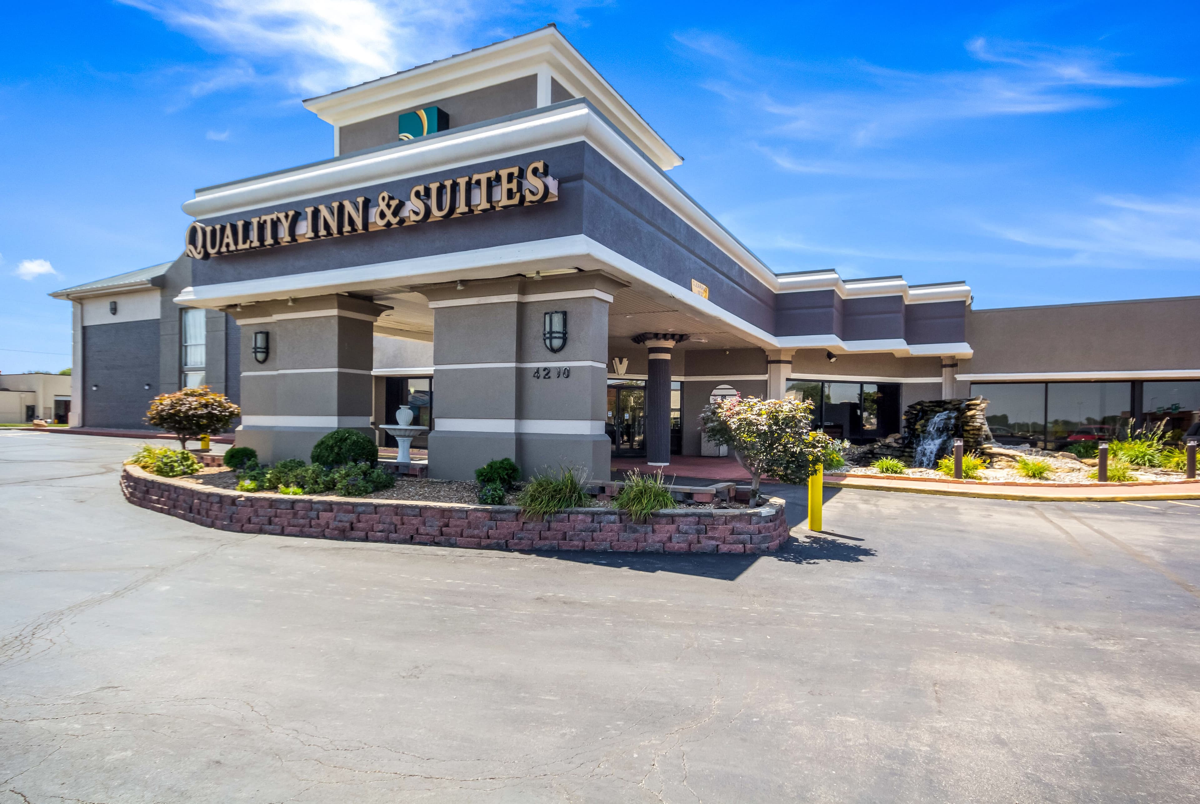 Quality Inn & Suites Kansas City - Independence I-70 East - Image 1
