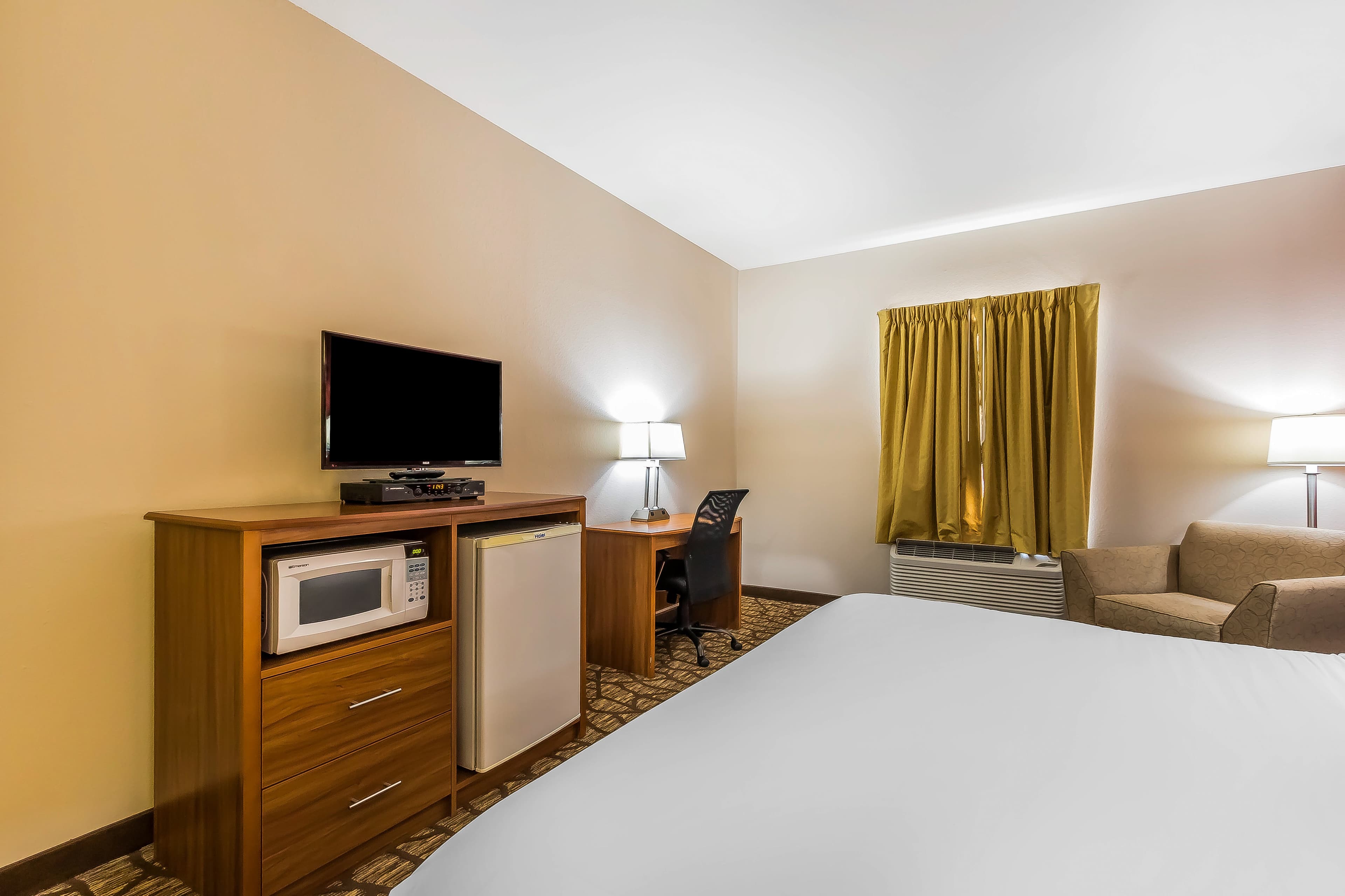 Quality Inn & Suites Chesterfield Village - Image 3