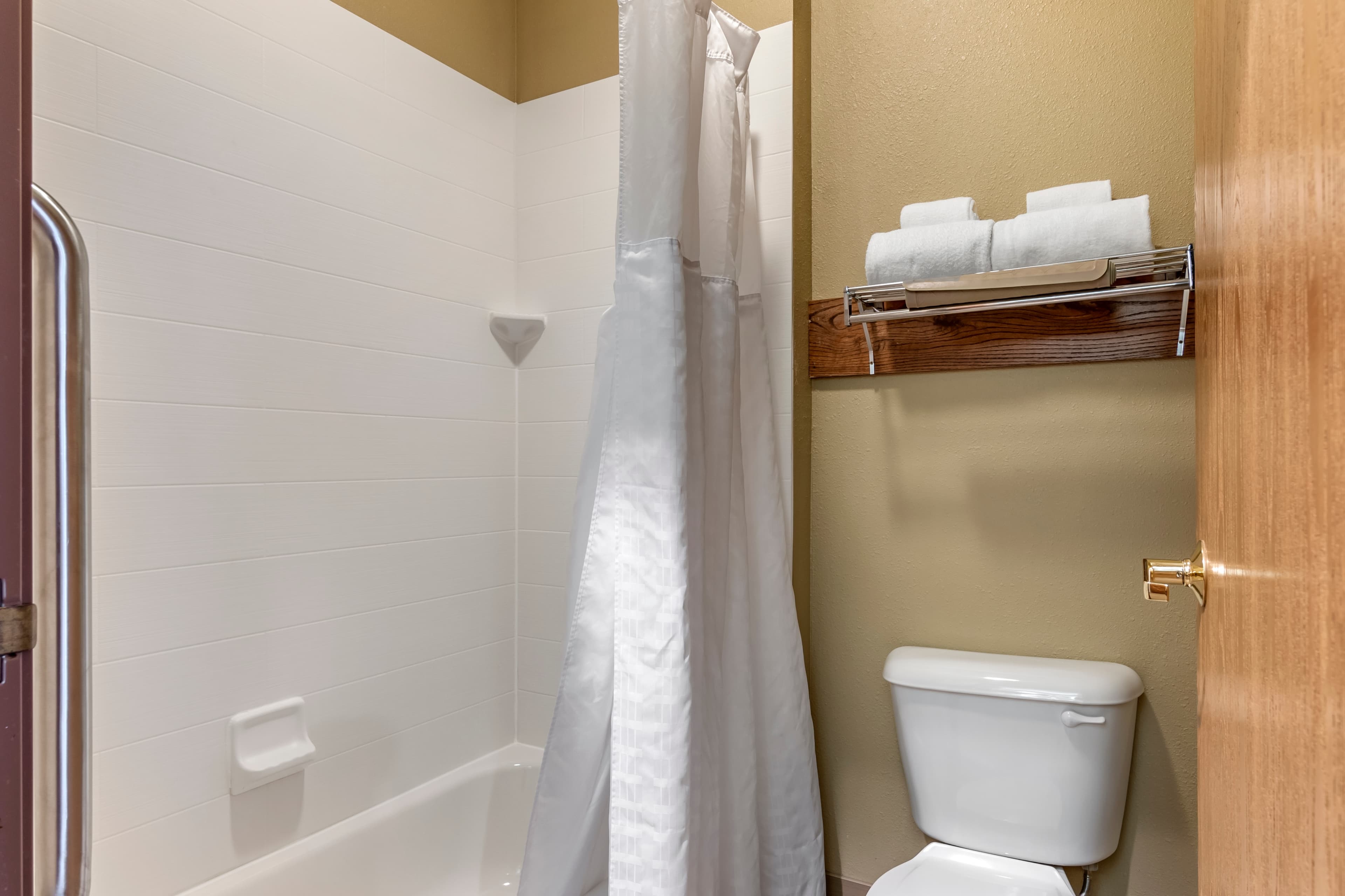 Comfort Inn Warrensburg Station - Image 5