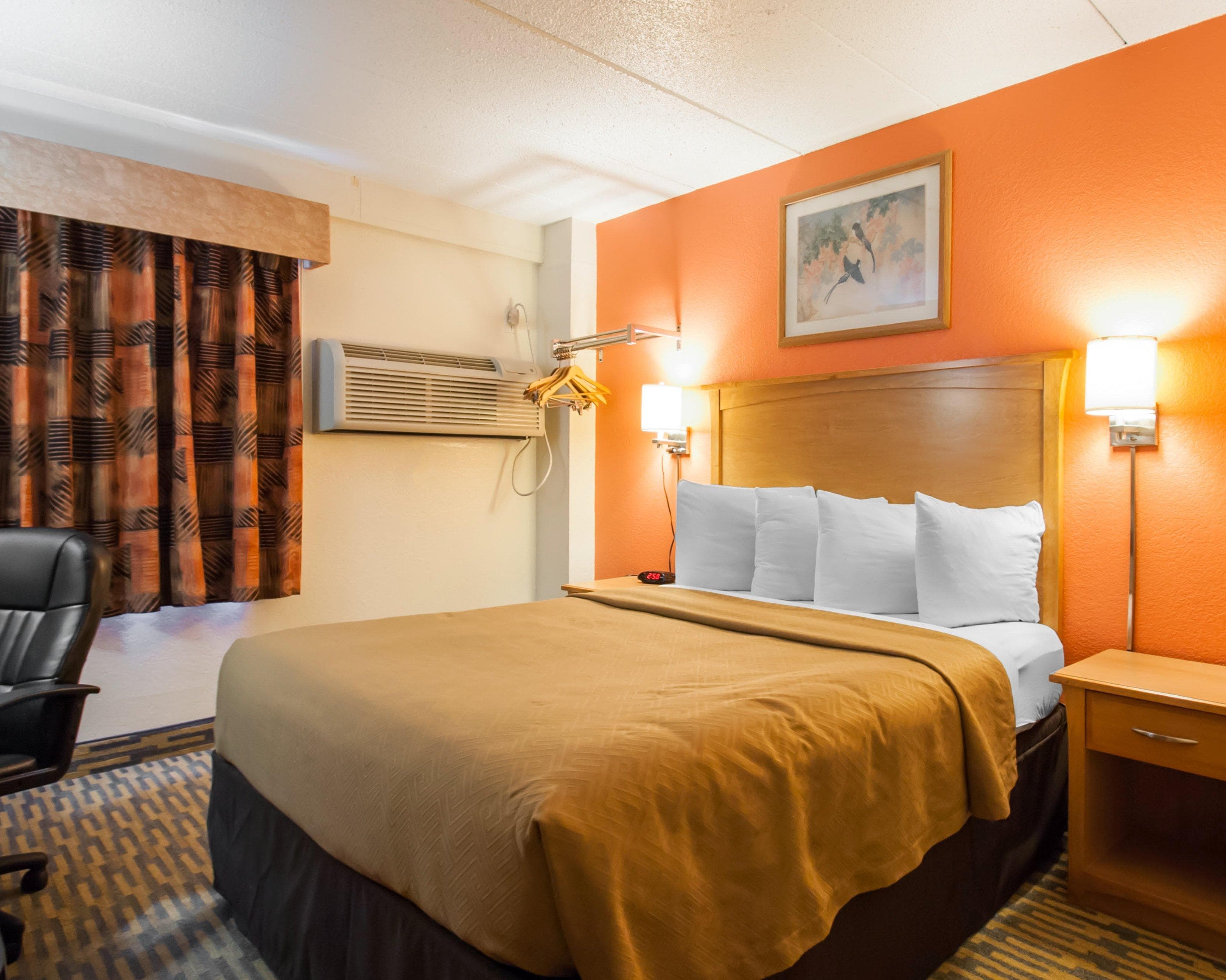 Econo Lodge Kansas City Downtown North — 10