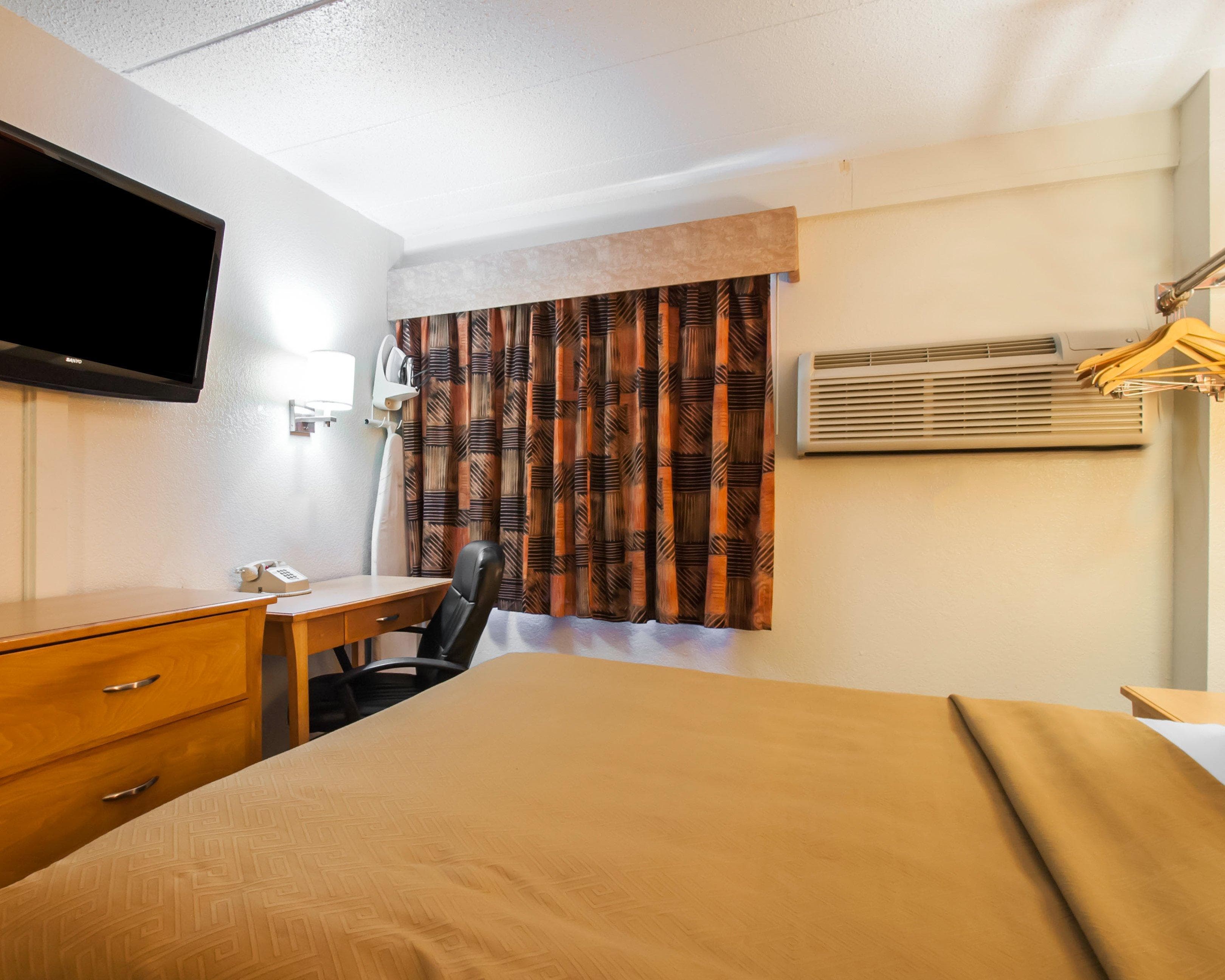 Econo Lodge Kansas City Downtown North — 11