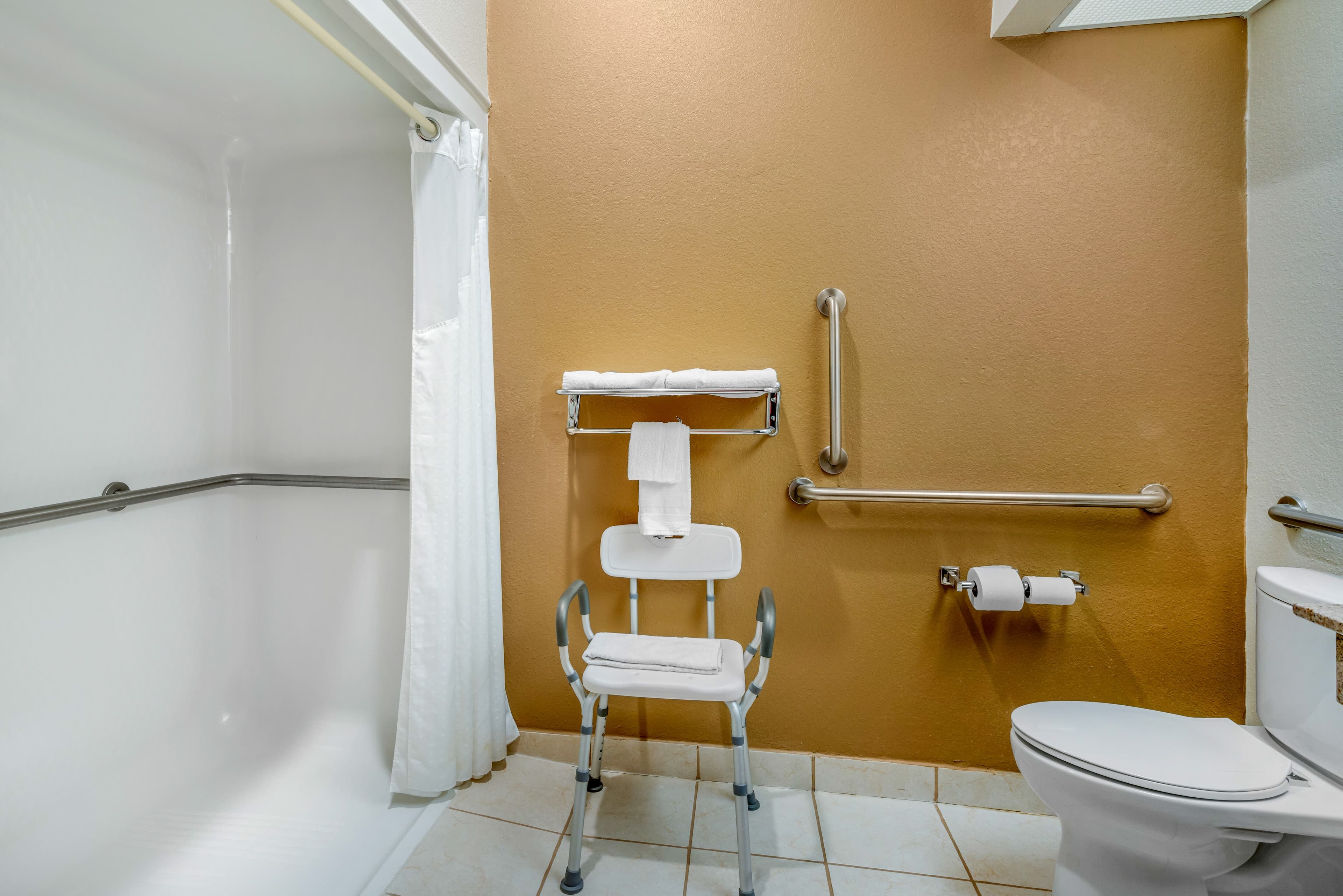 Quality Inn & Suites Jefferson City - Image 3