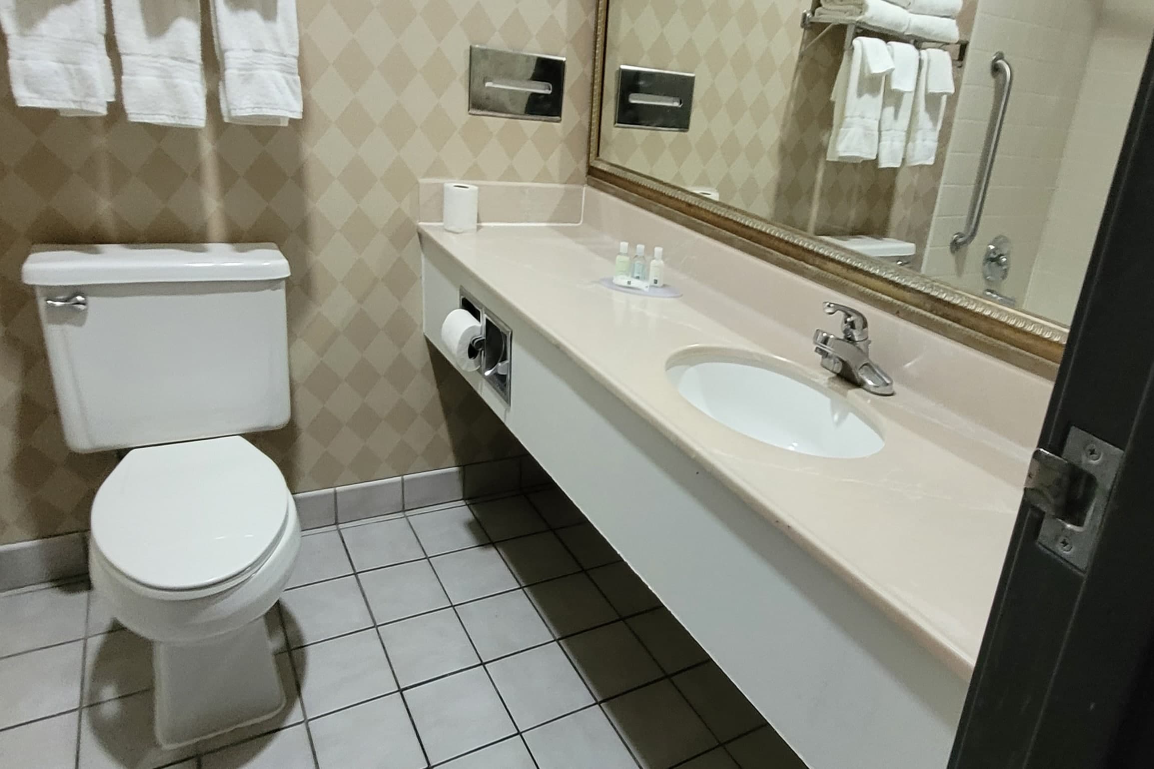 Quality Inn & Suites Columbia I-70 — 7