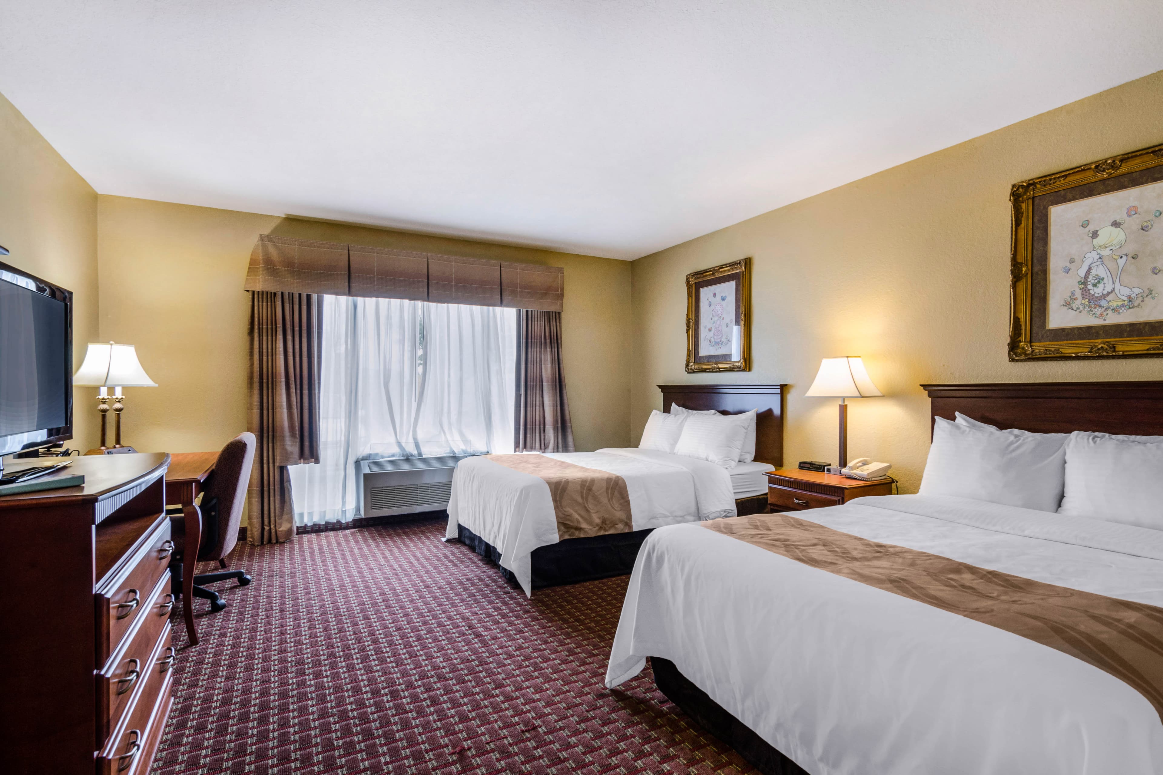 Quality Inn & Suites Carthage near Precious Moments Chapel - Image 2