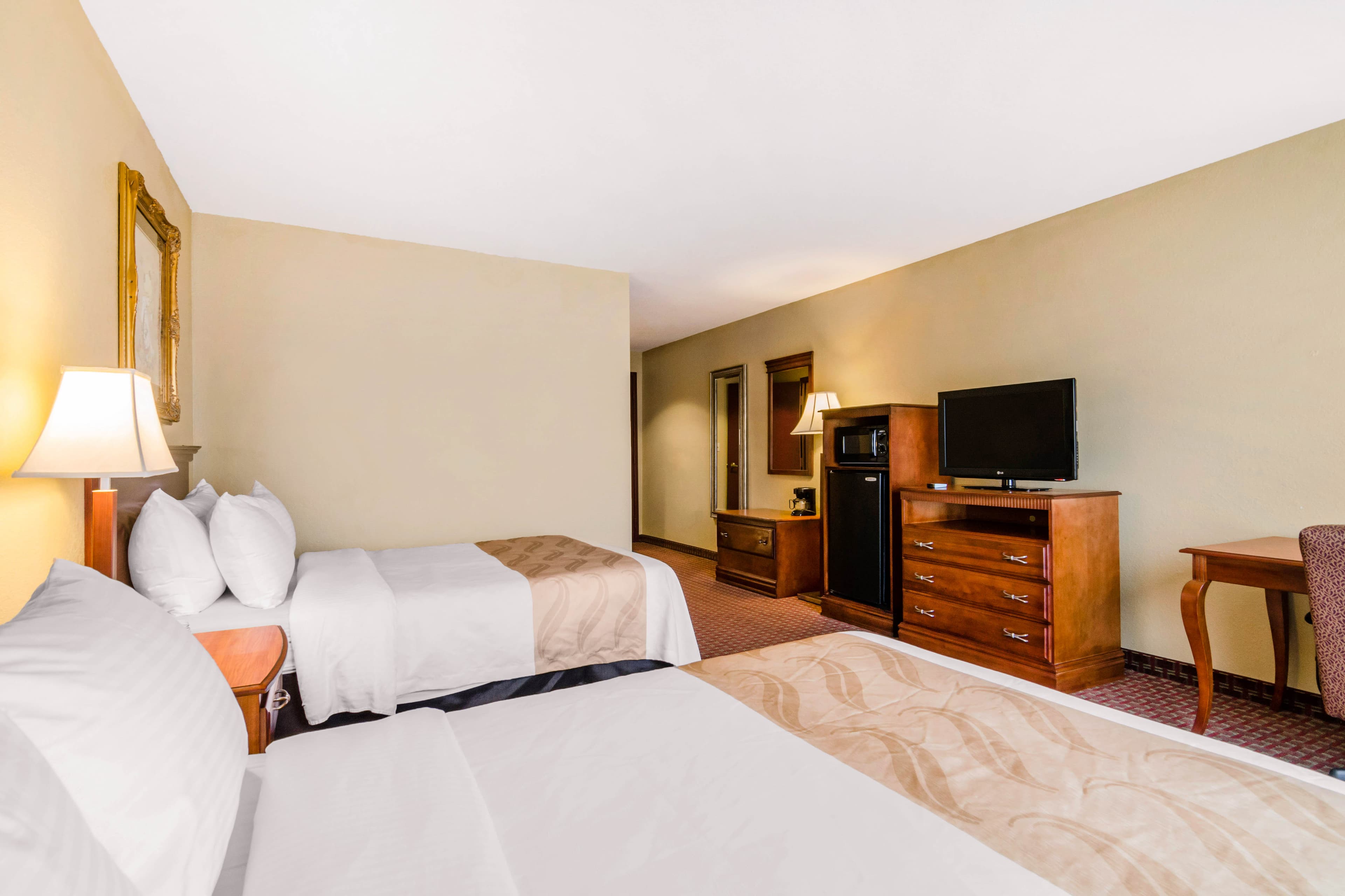 Quality Inn & Suites Carthage near Precious Moments Chapel - Image 3