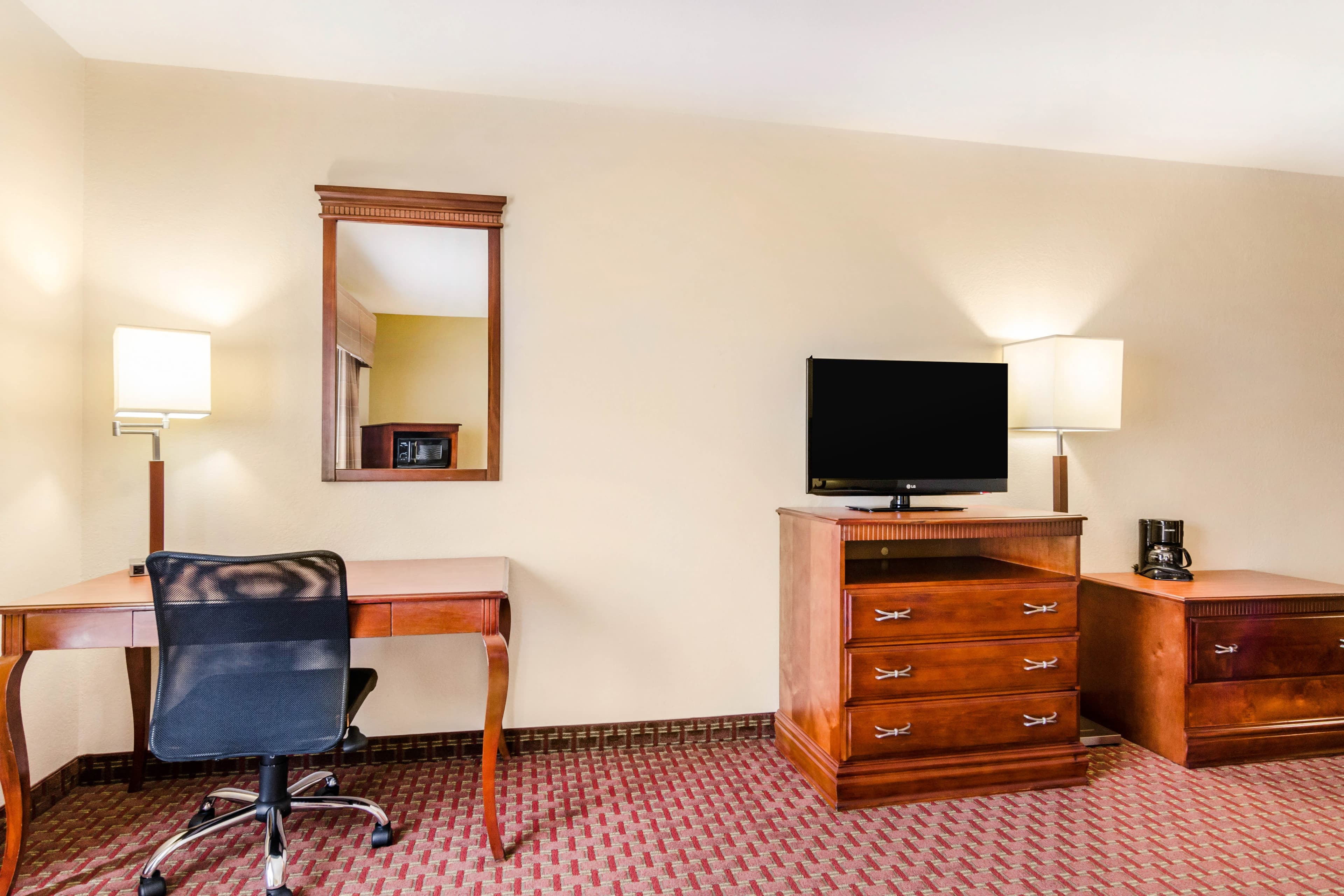 Quality Inn & Suites Carthage near Precious Moments Chapel — 12