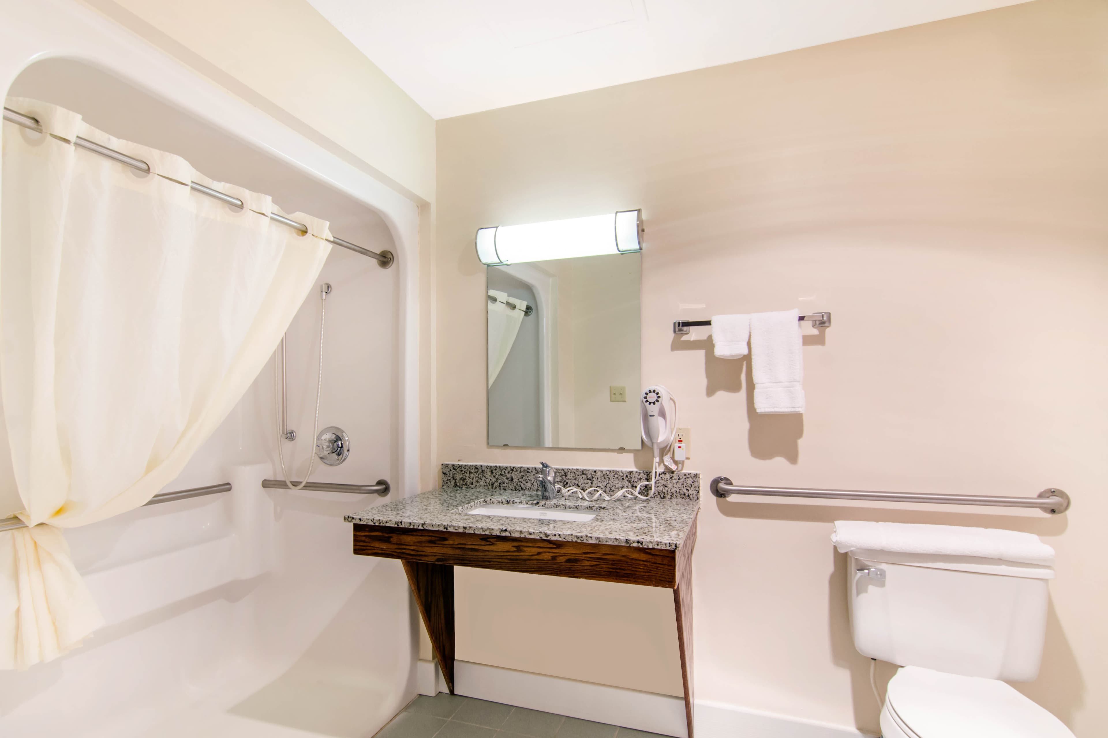 Quality Inn & Suites Carthage near Precious Moments Chapel — 9