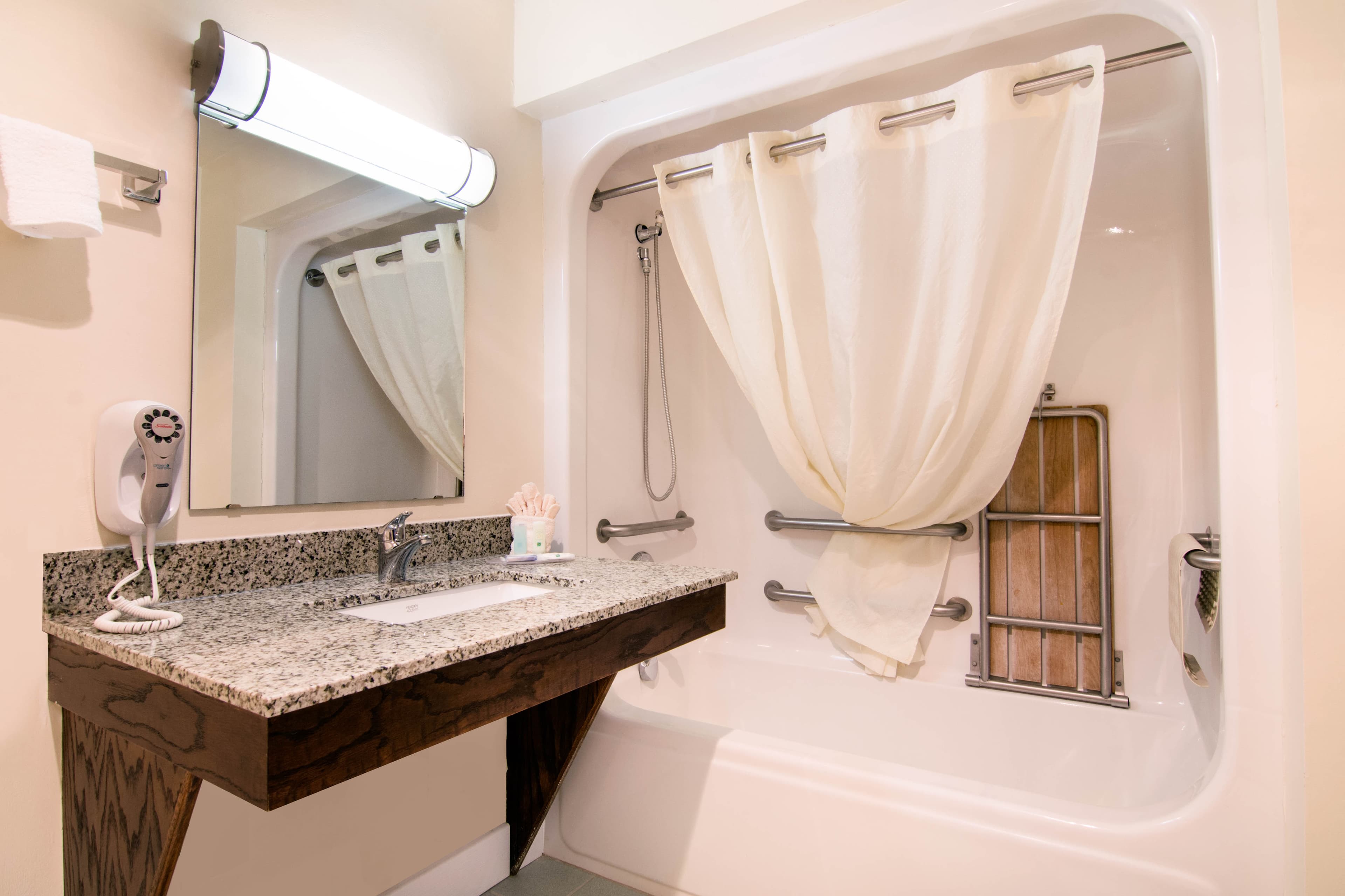 Quality Inn & Suites Carthage near Precious Moments Chapel - Image 5