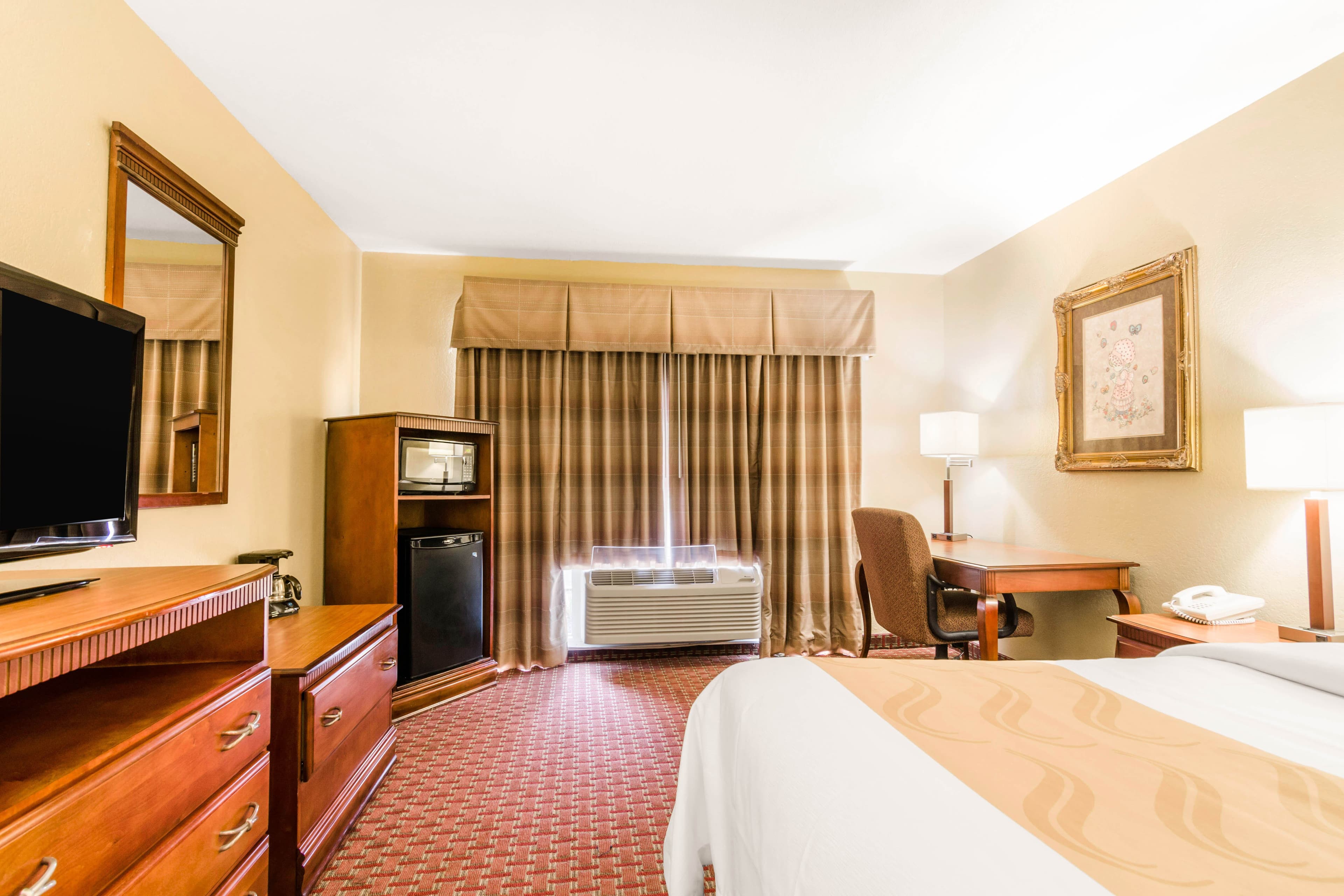 Quality Inn & Suites Carthage near Precious Moments Chapel — 18