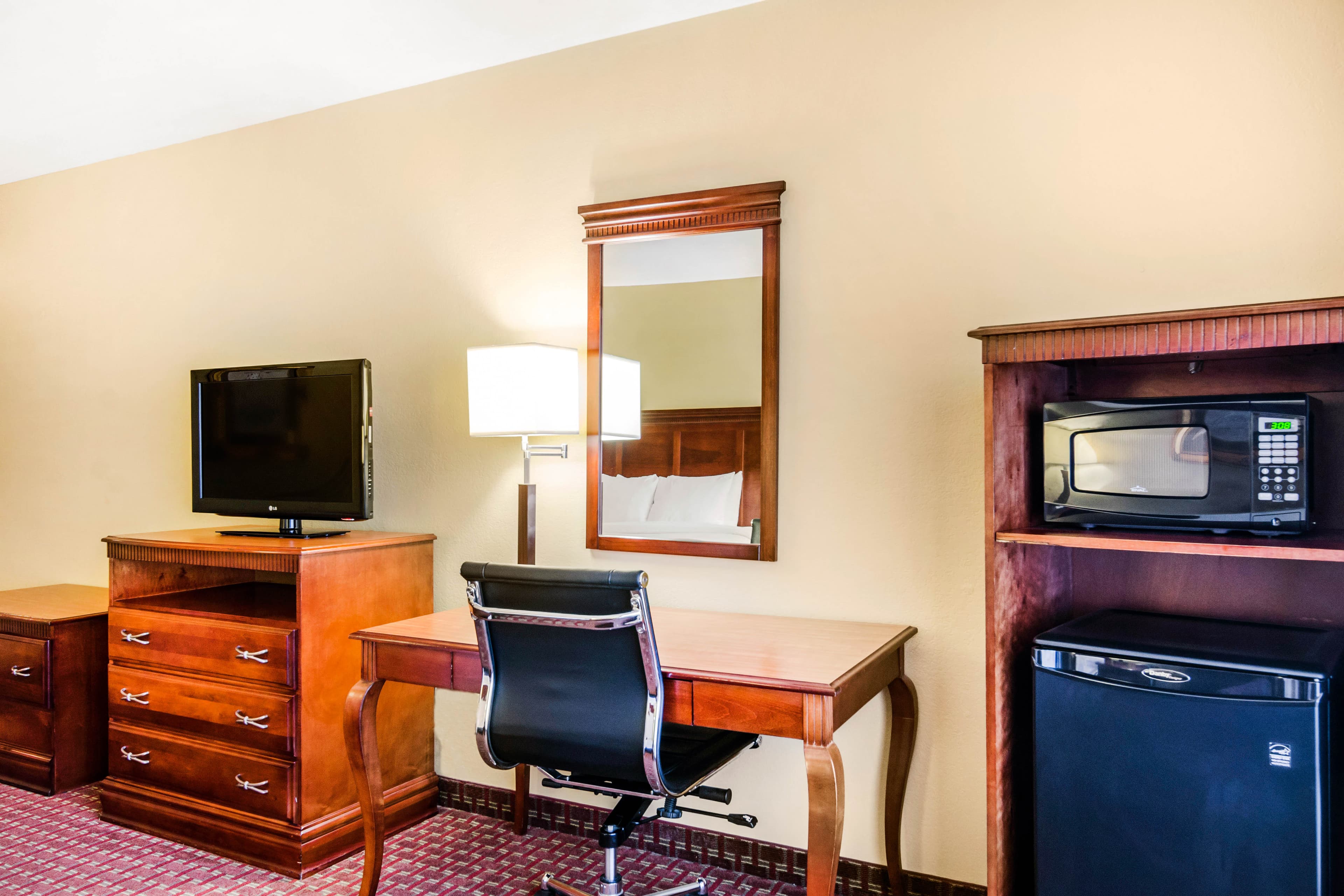 Quality Inn & Suites Carthage near Precious Moments Chapel — 21