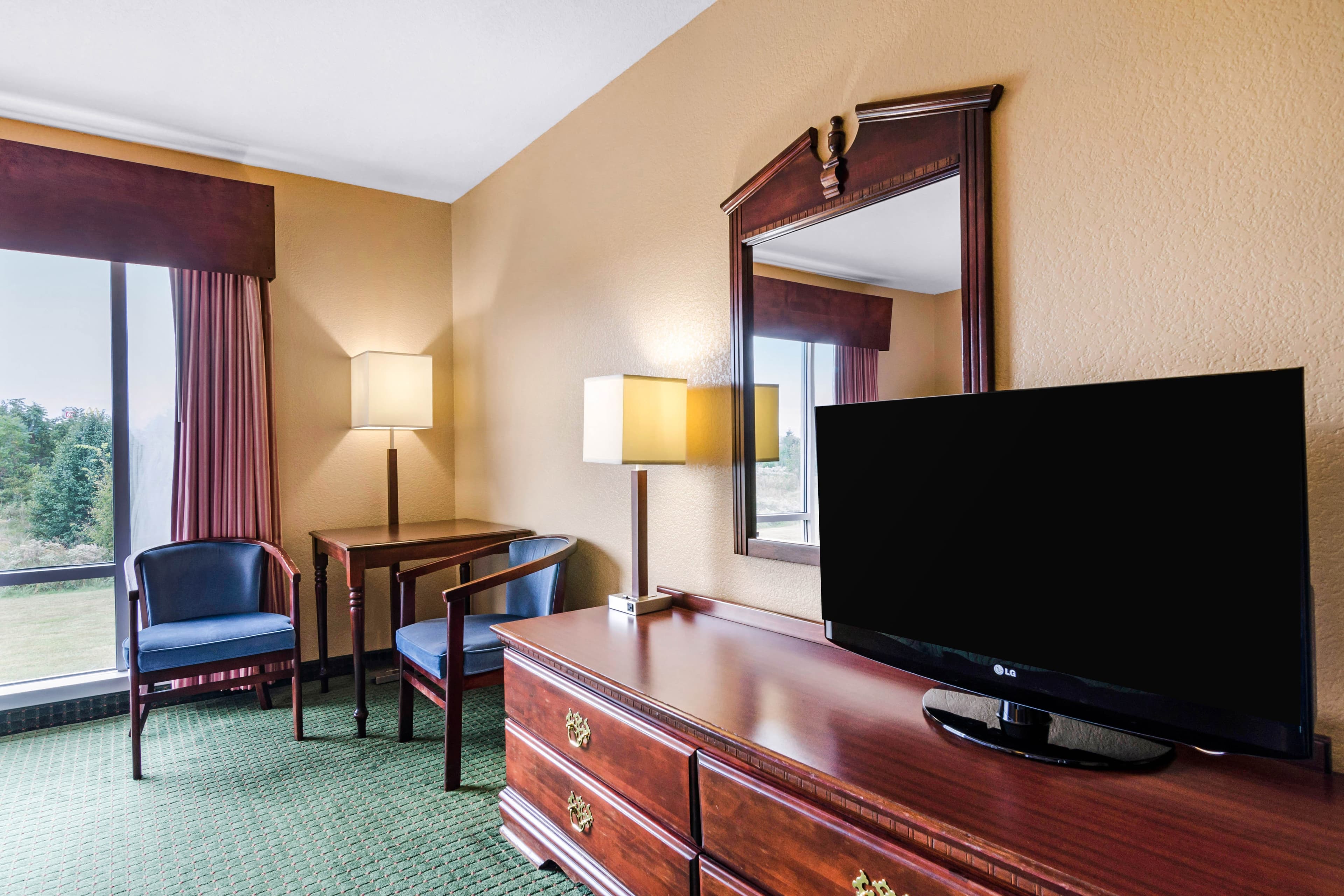Quality Inn & Suites Carthage near Precious Moments Chapel — 36