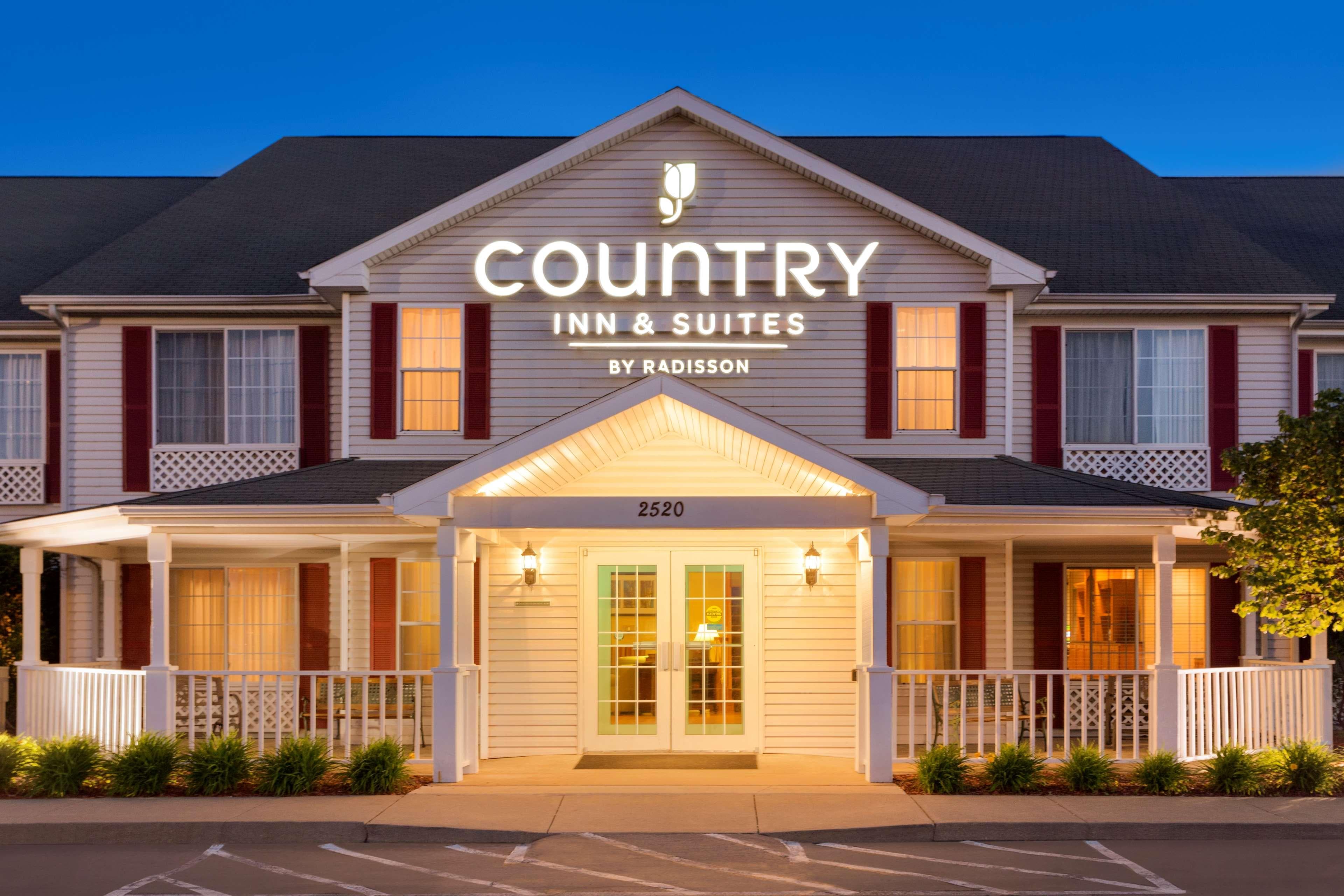 Country Inn & Suites by Radisson, Nevada, MO - Image 1