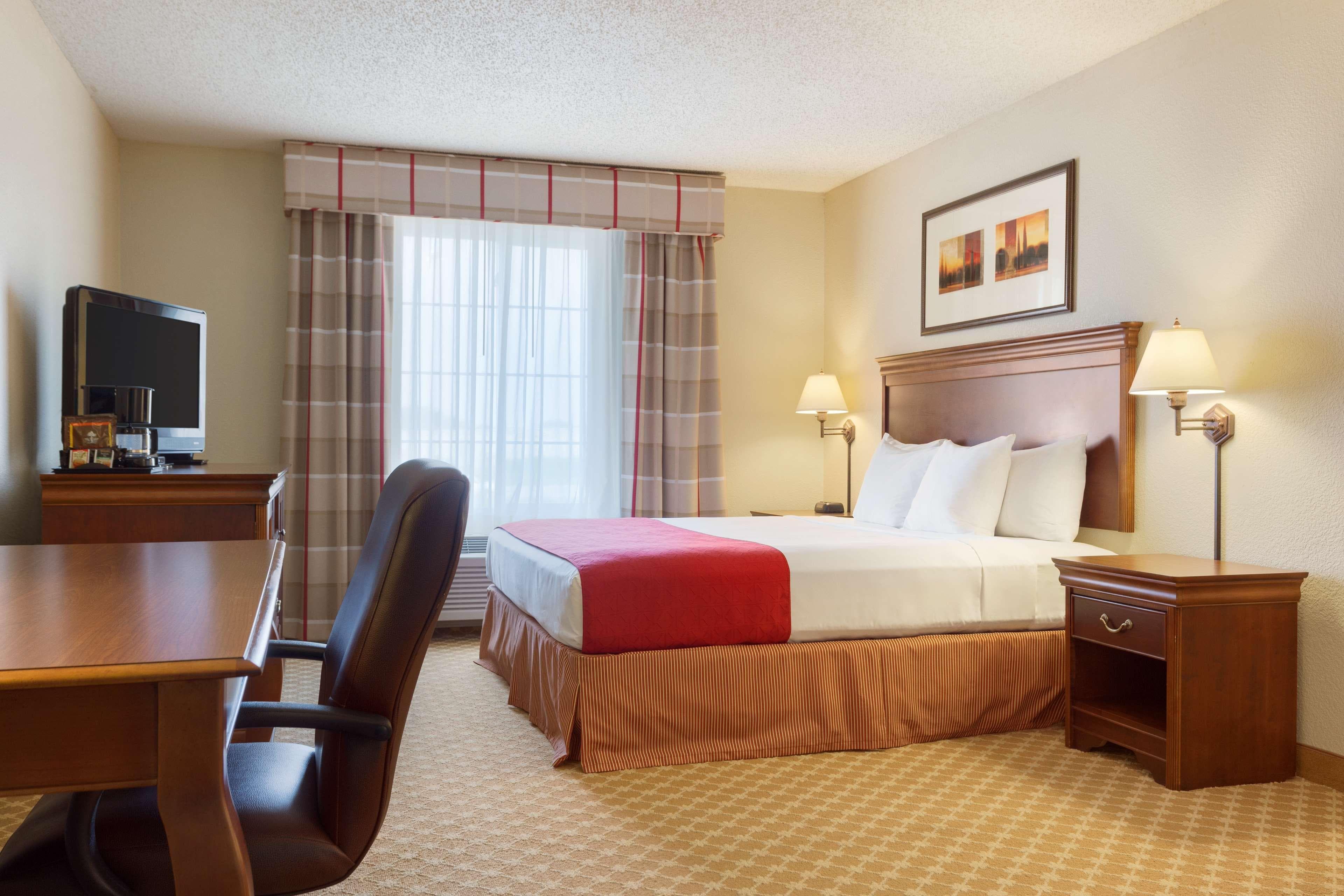 Country Inn & Suites by Radisson, Nevada, MO - Image 2