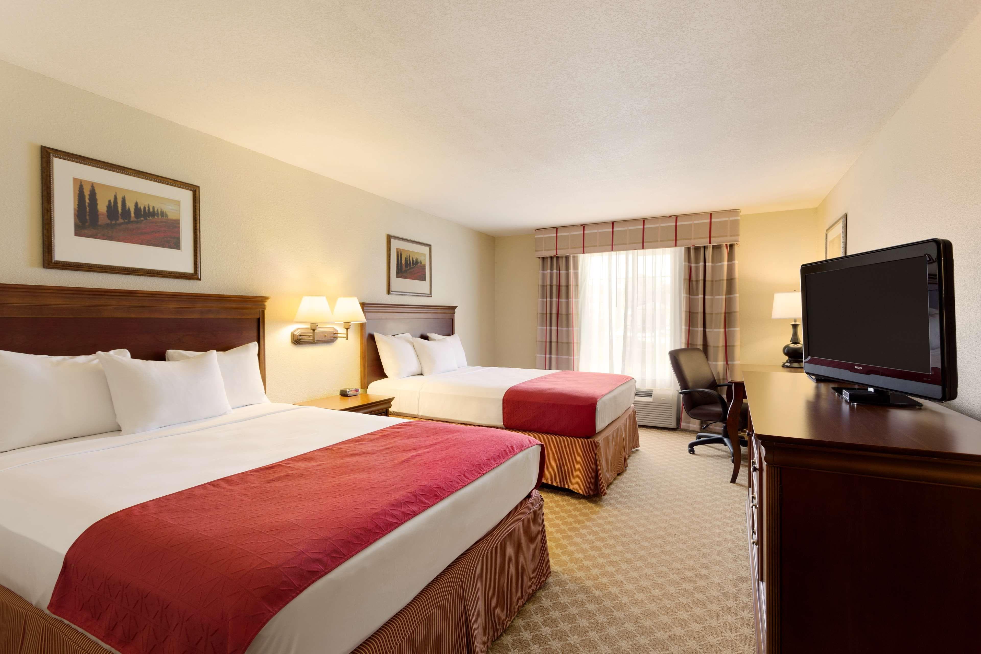 Country Inn & Suites by Radisson, Nevada, MO - Image 5