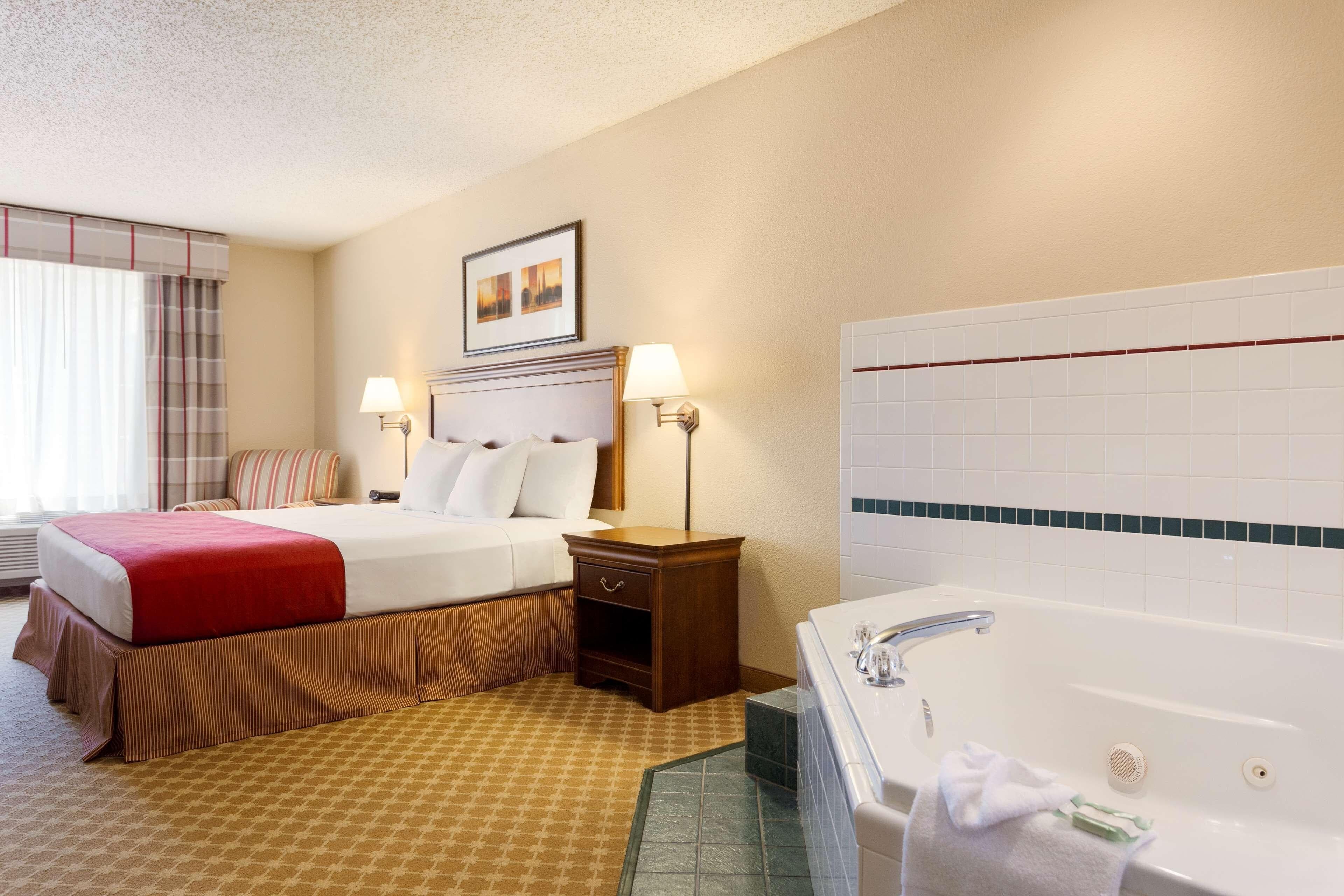 Country Inn & Suites by Radisson, Nevada, MO - Image 4