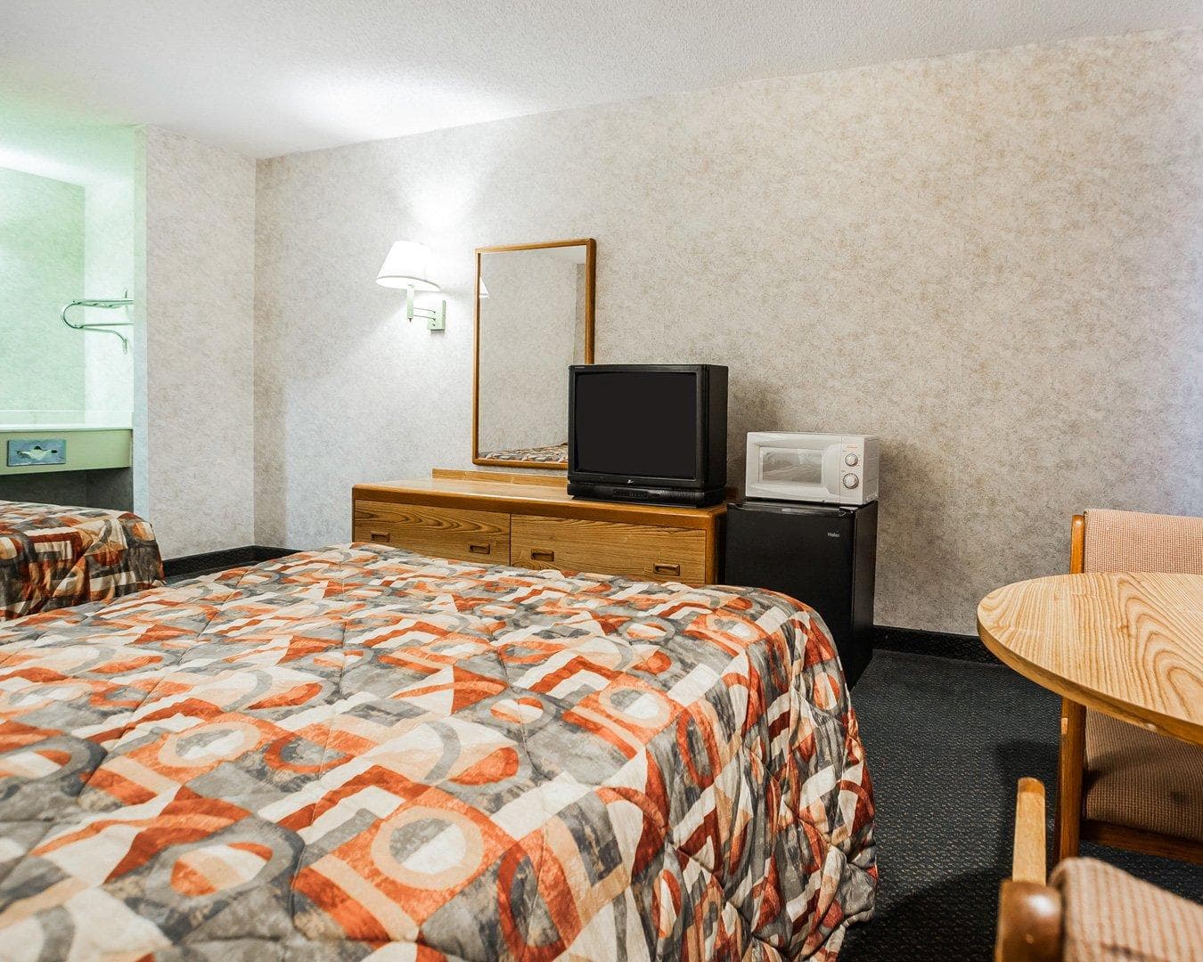 Econo Lodge Jefferson City — 11